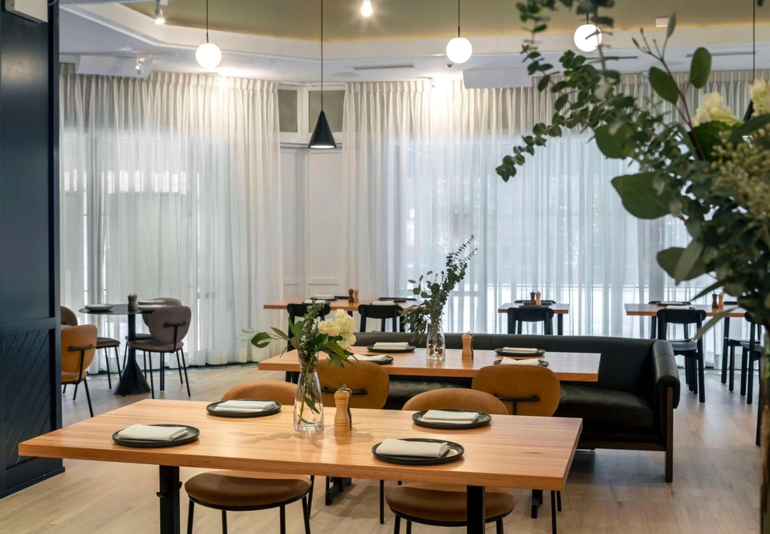 Restaurant/places to eat in Hilton Chicago Magnificent Mile Suites