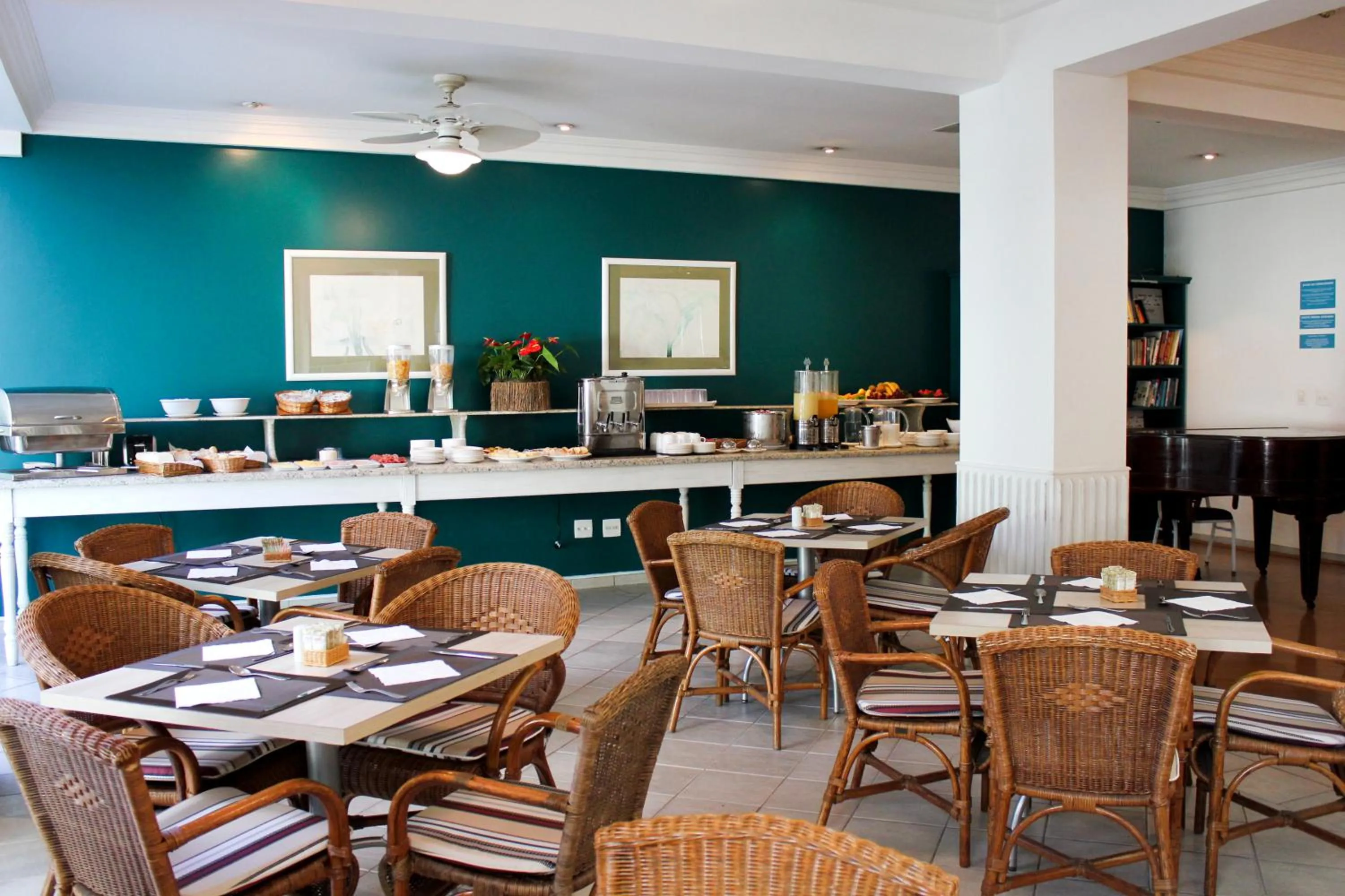 Restaurant/places to eat in Vitória Hotel Residence NewPort
