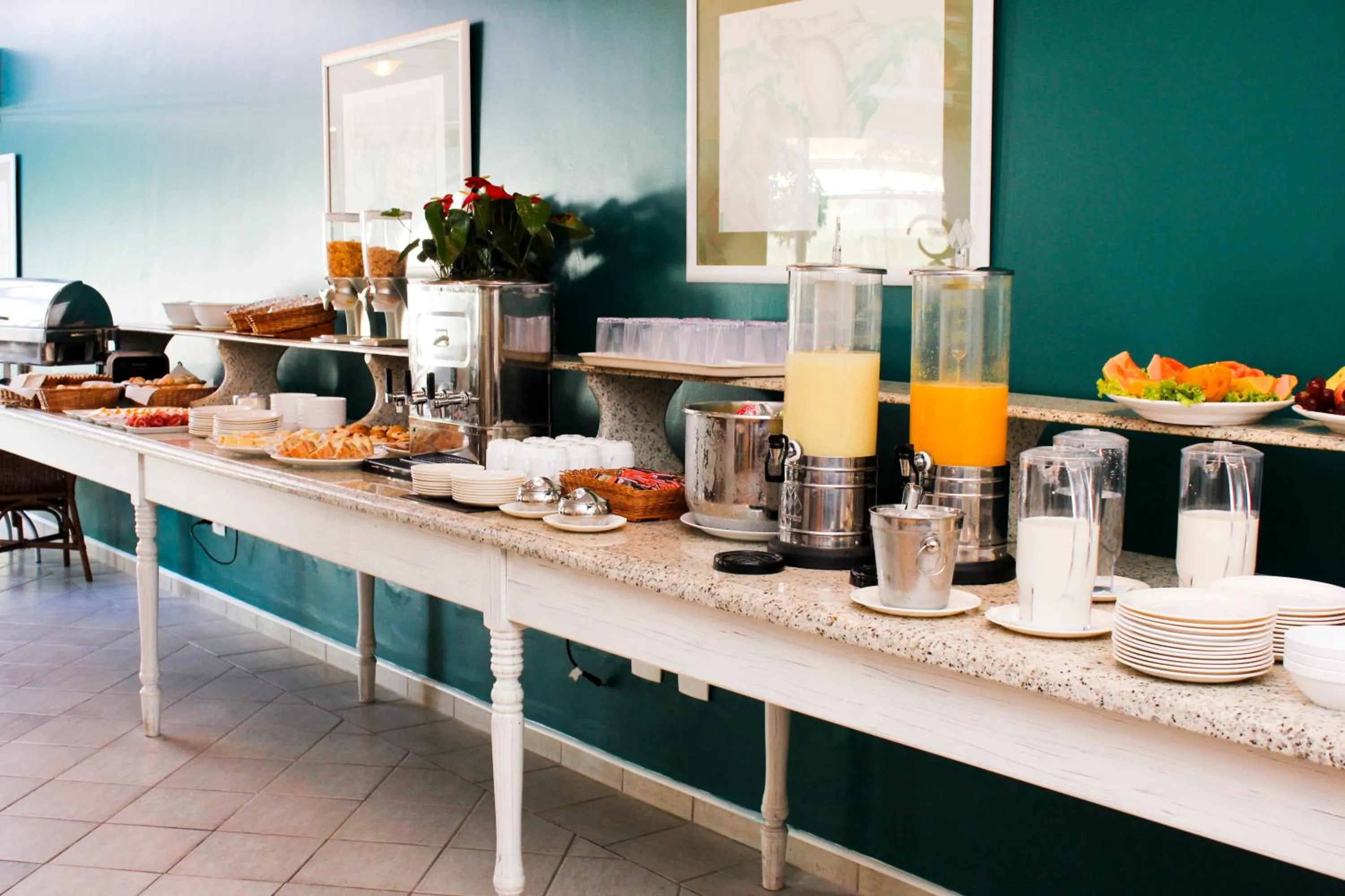 Breakfast in Vitória Hotel Residence NewPort