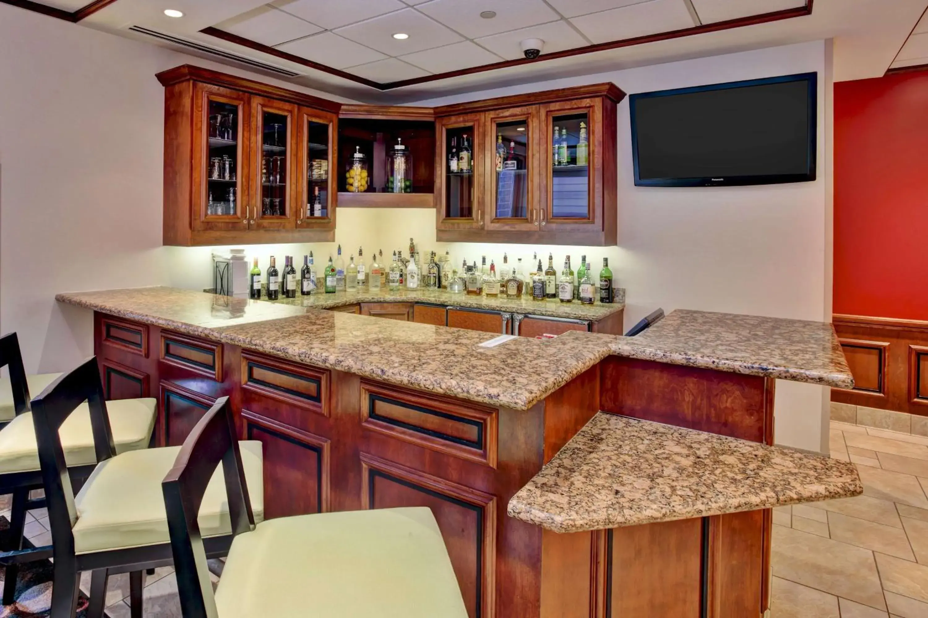 Lounge or bar in Hilton Garden Inn Chicago/Midway Airport Lounge or bar in Hilton Garden Inn Chicago/Midway Airport