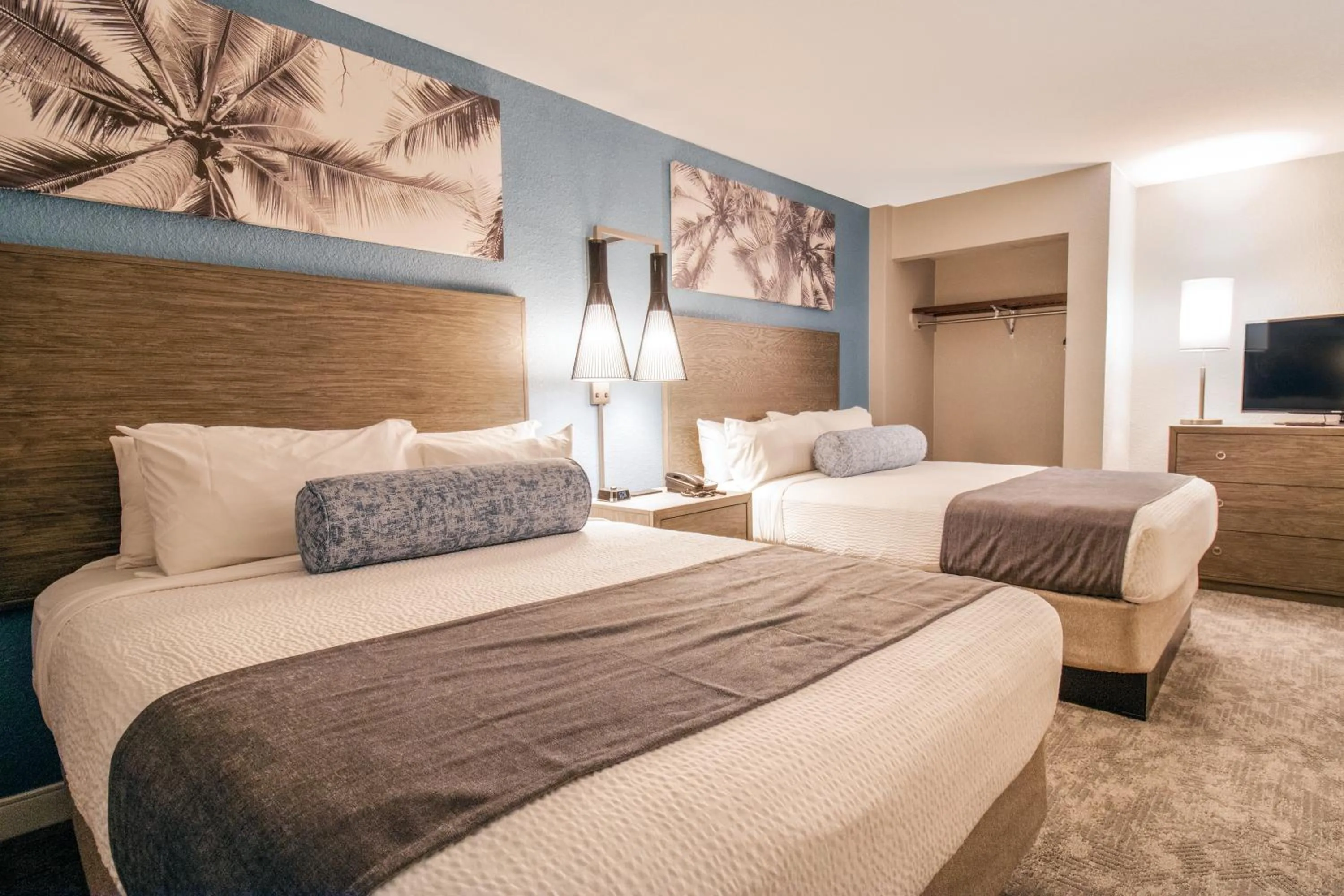 Bedroom, Bed in Breakers Resort Hotel