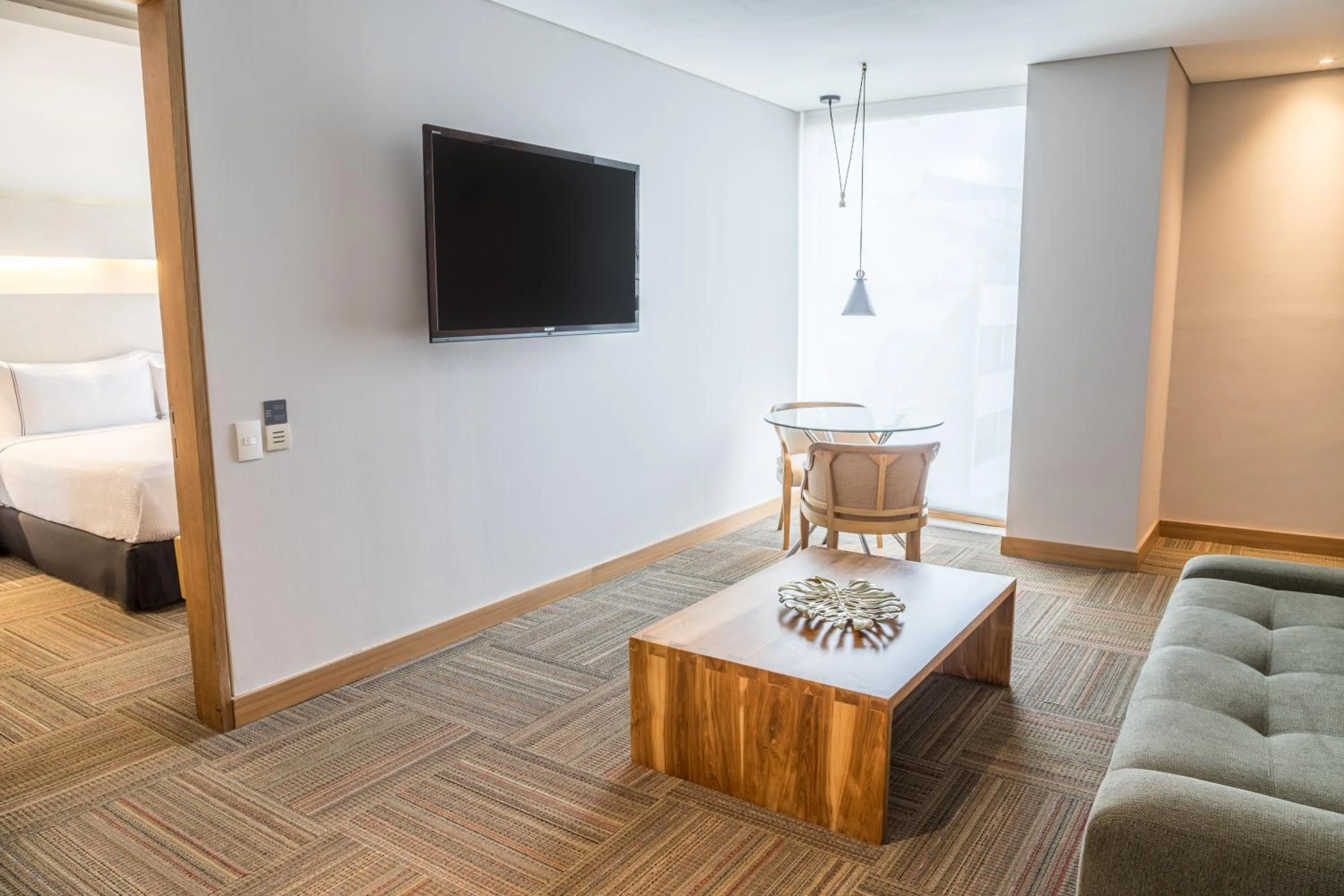 Communal lounge/ TV room, Bed in Sonesta Hotel Bogotá