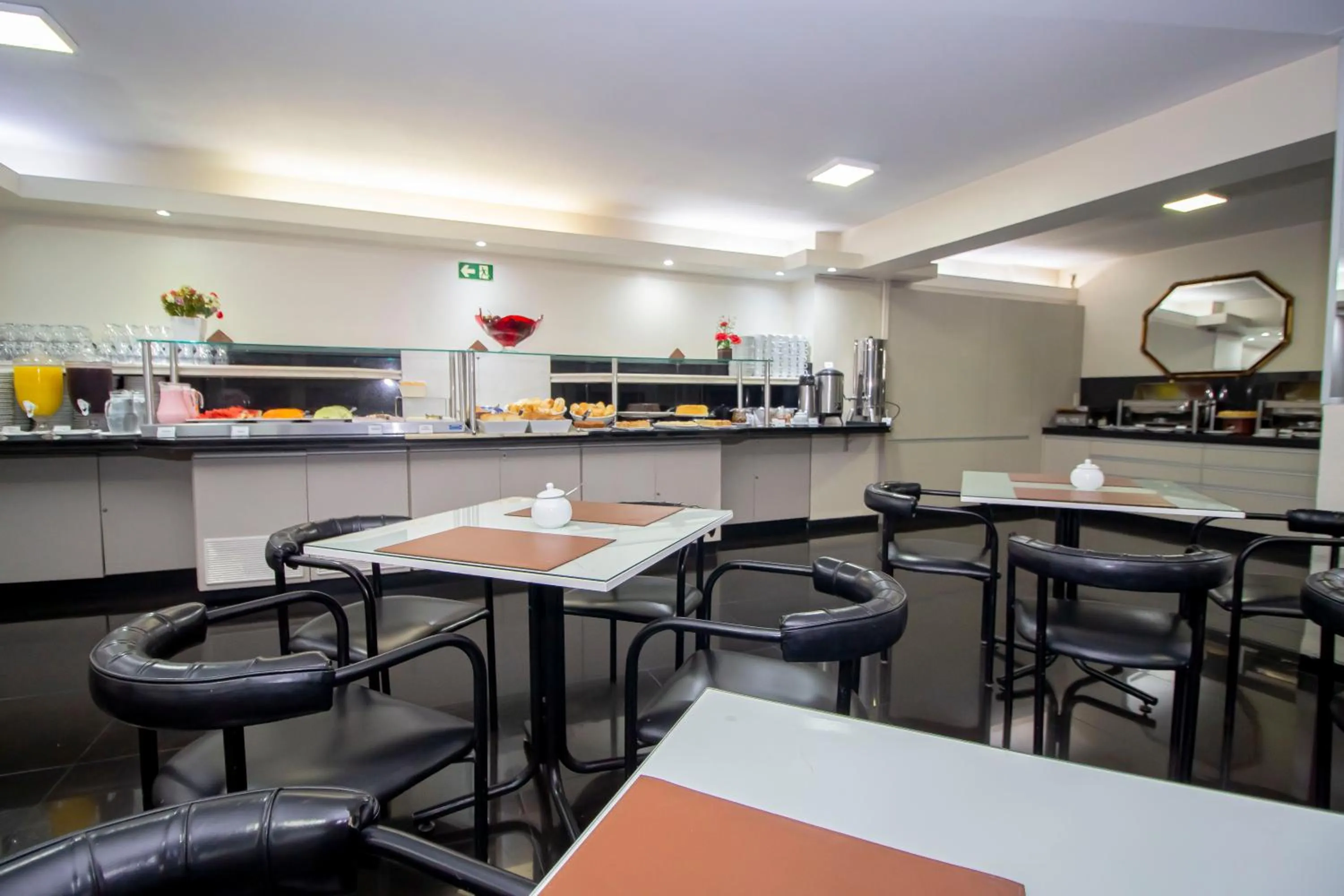 Restaurant/places to eat in Hotel Nacional Inn Curitiba Torres