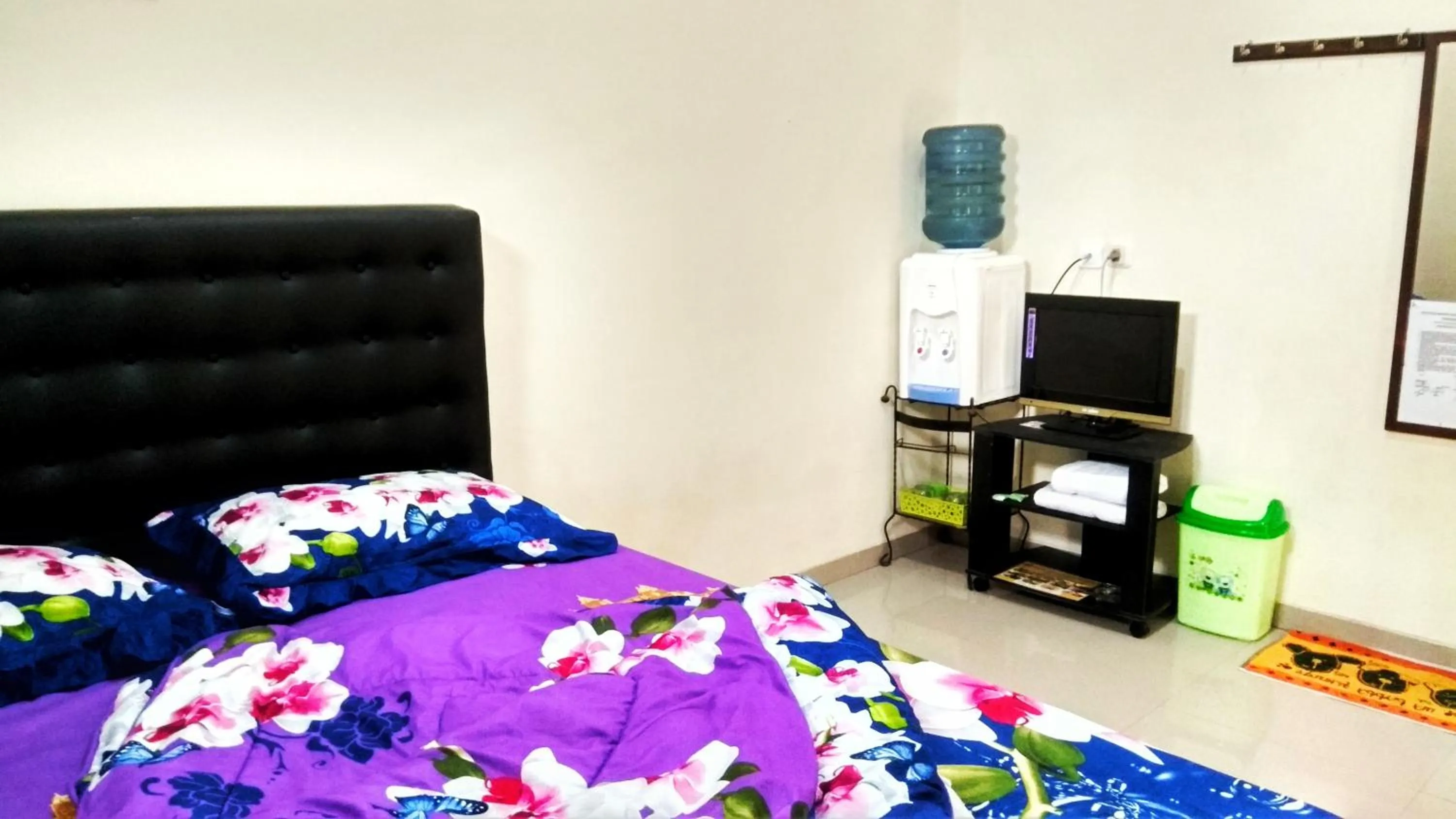 Shower, Bed in Penginapan Kahan