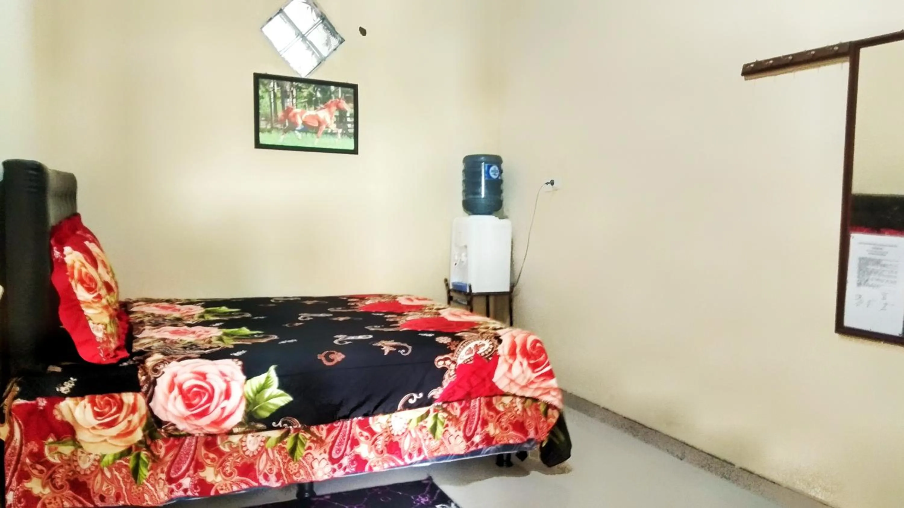 Shower, Bed in Penginapan Kahan