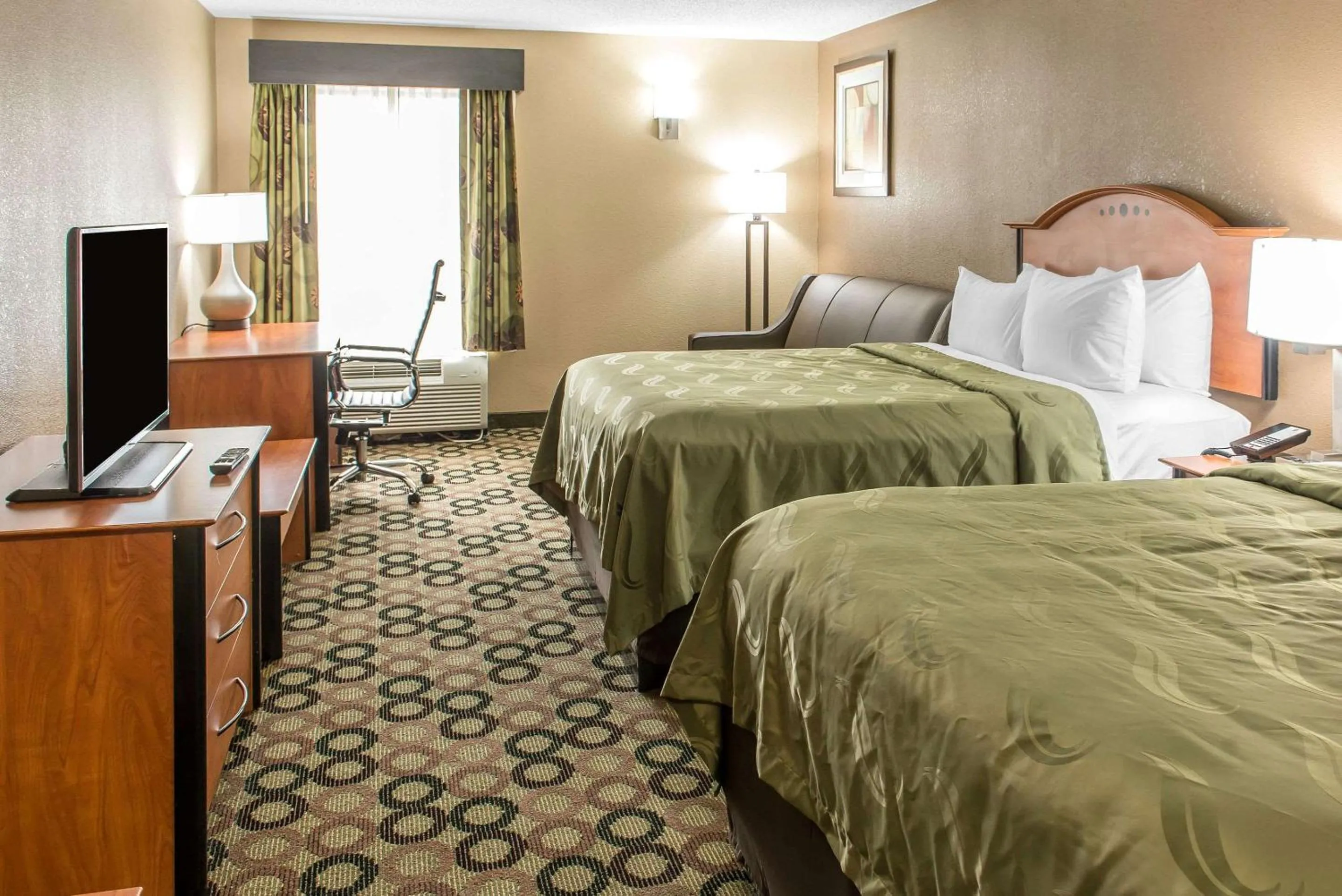 Photo of the whole room, Bed in Quality Inn & Suites Columbus West - Hilliard