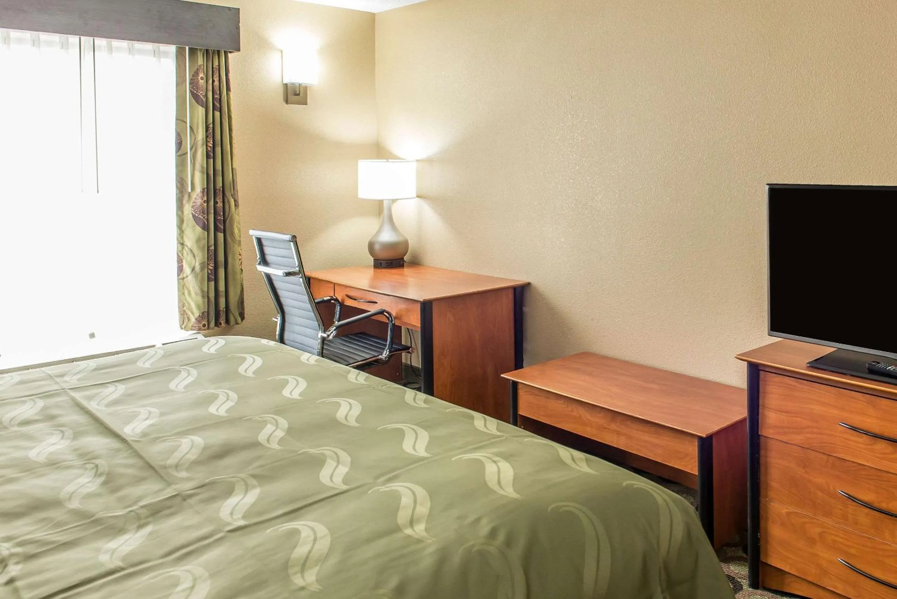 Photo of the whole room, Bed in Quality Inn & Suites Columbus West - Hilliard