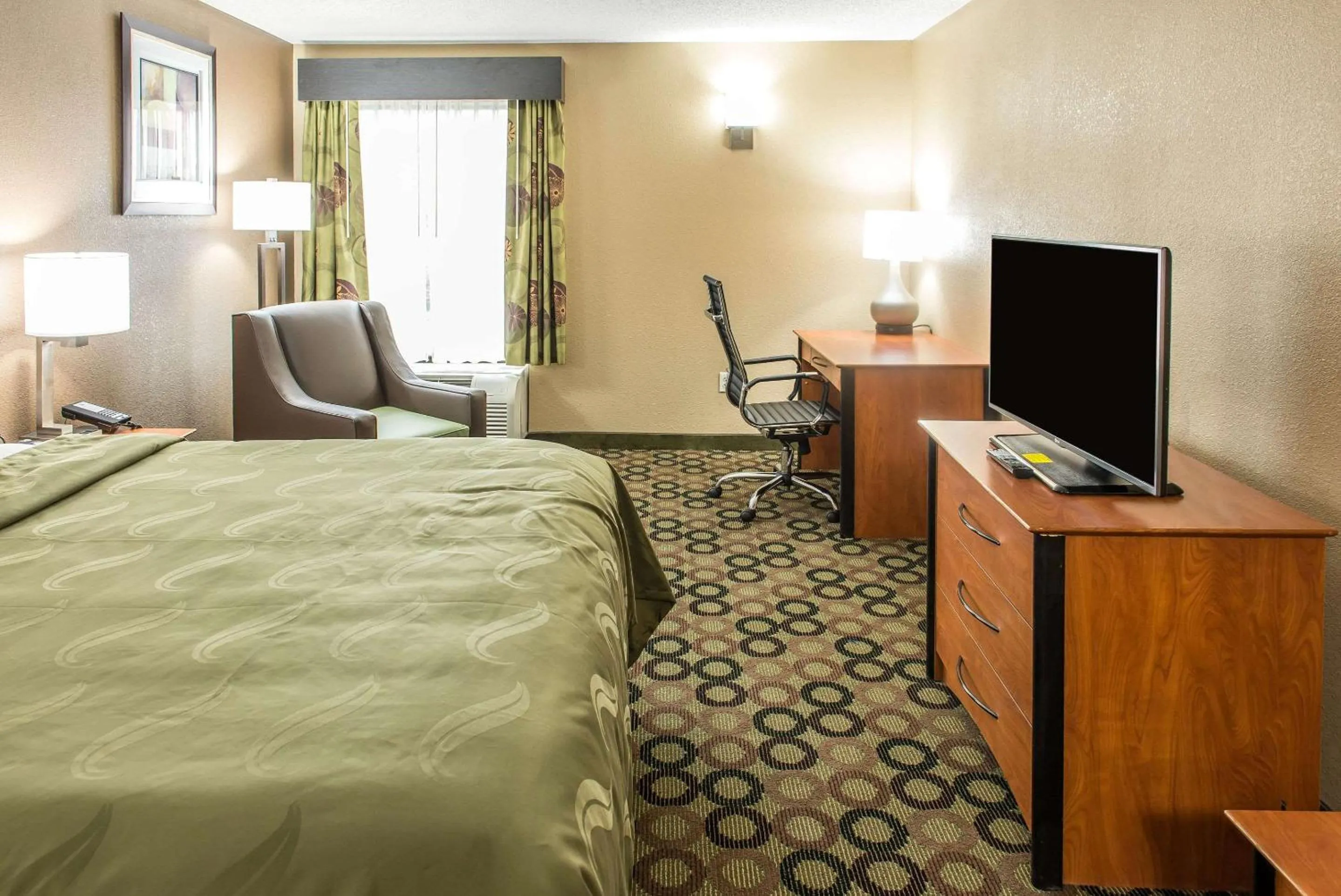 Photo of the whole room, Bed in Quality Inn & Suites Columbus West - Hilliard