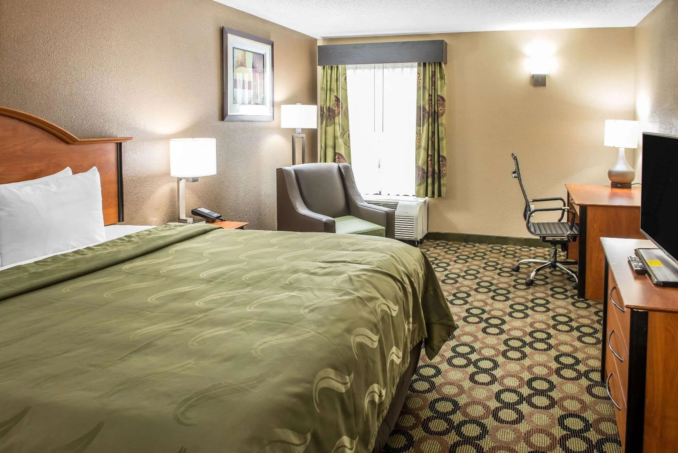 Photo of the whole room, Bed in Quality Inn & Suites Columbus West - Hilliard