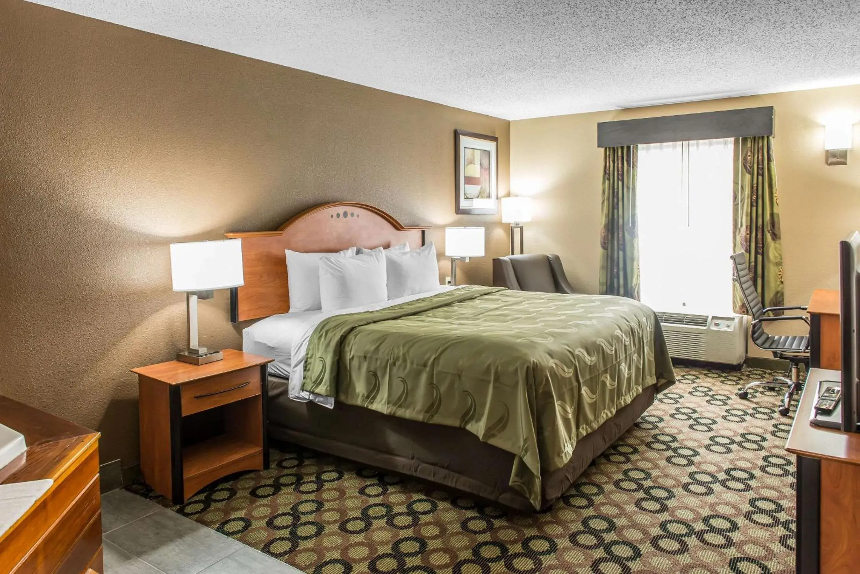 Property building, Bed in Quality Inn & Suites Columbus West - Hilliard Property building, Bed in Quality Inn & Suites Columbus West - Hilliard