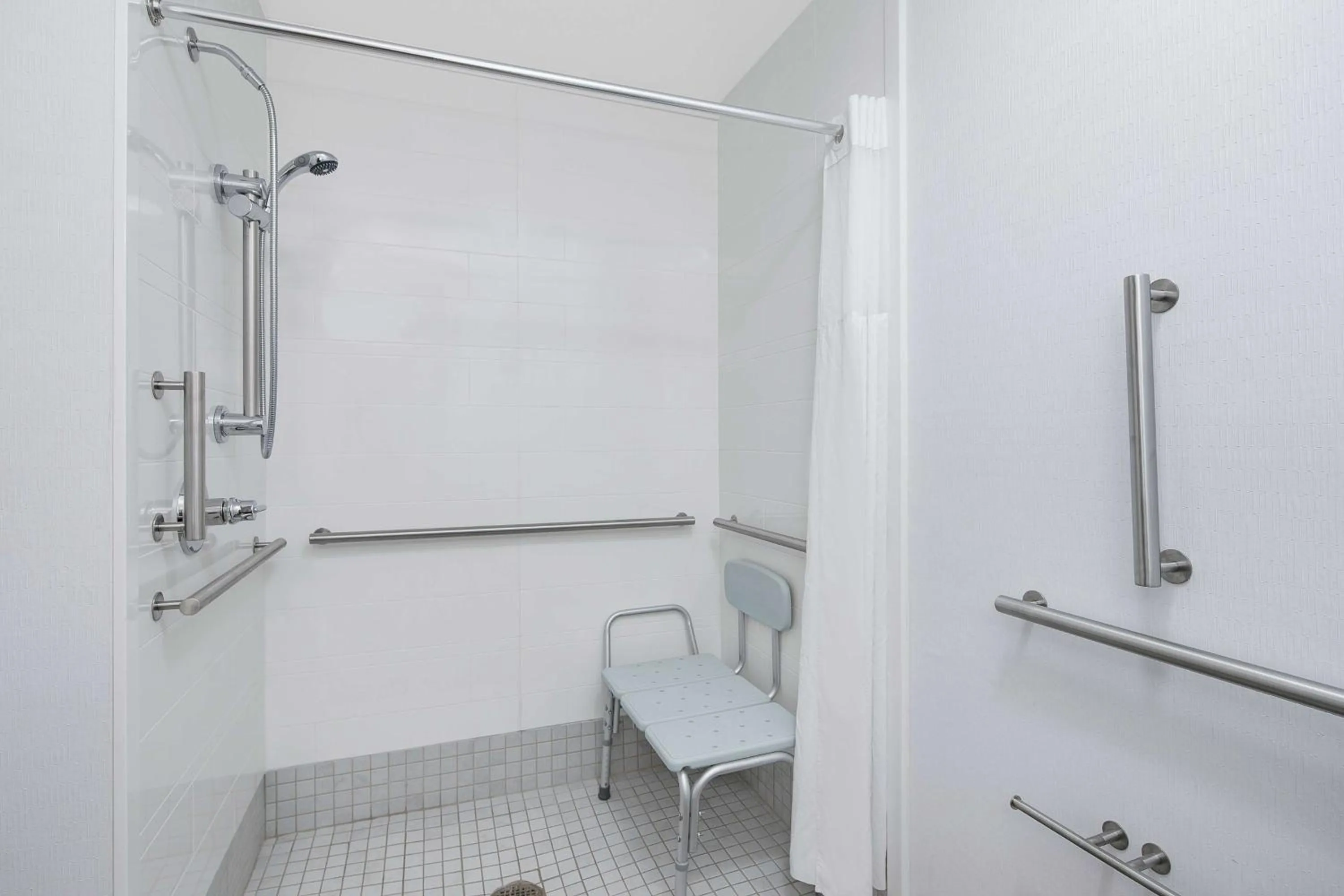 Bathroom in Hampton Inn Thomasville