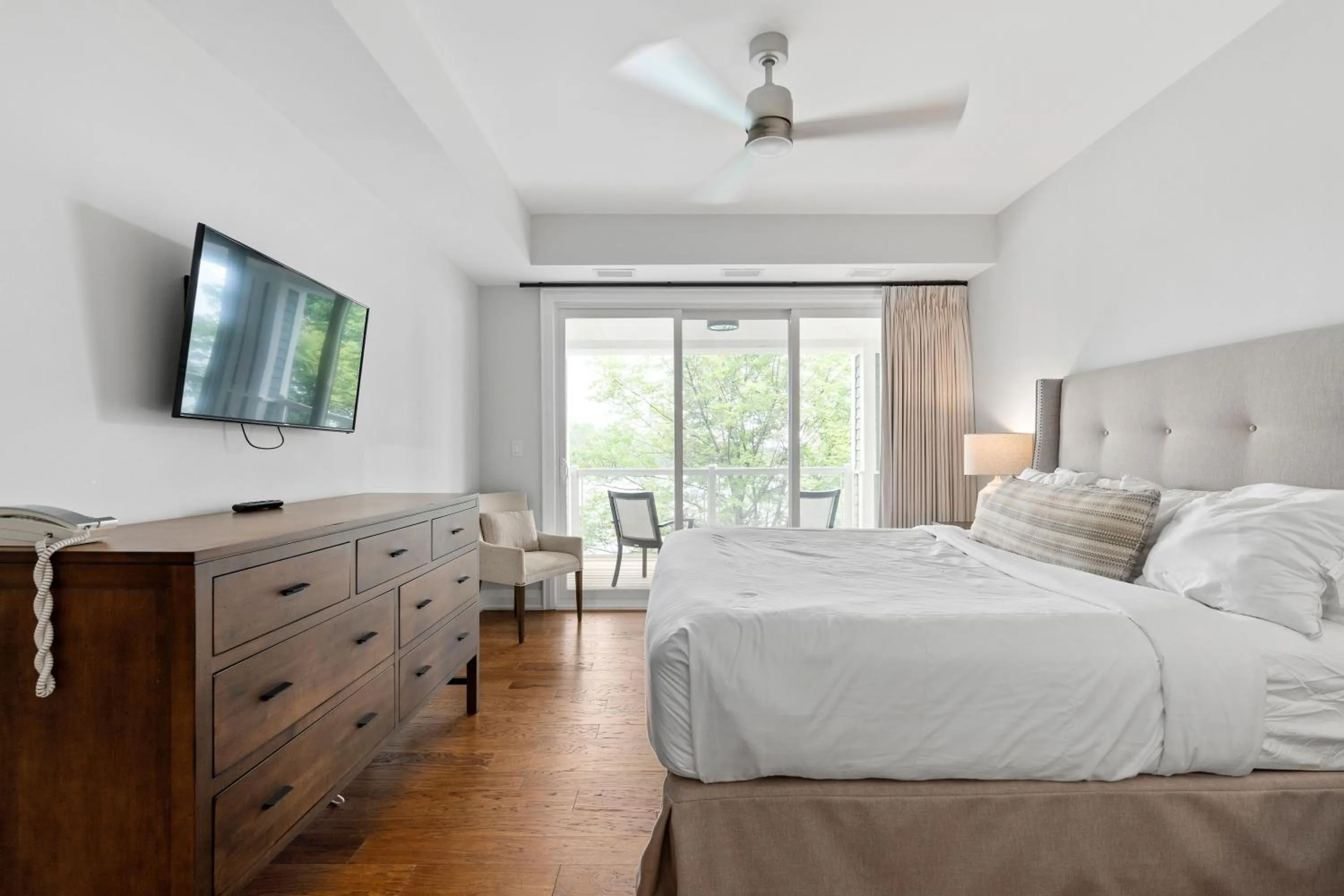 Photo of the whole room, Bed in Touchstone Resort