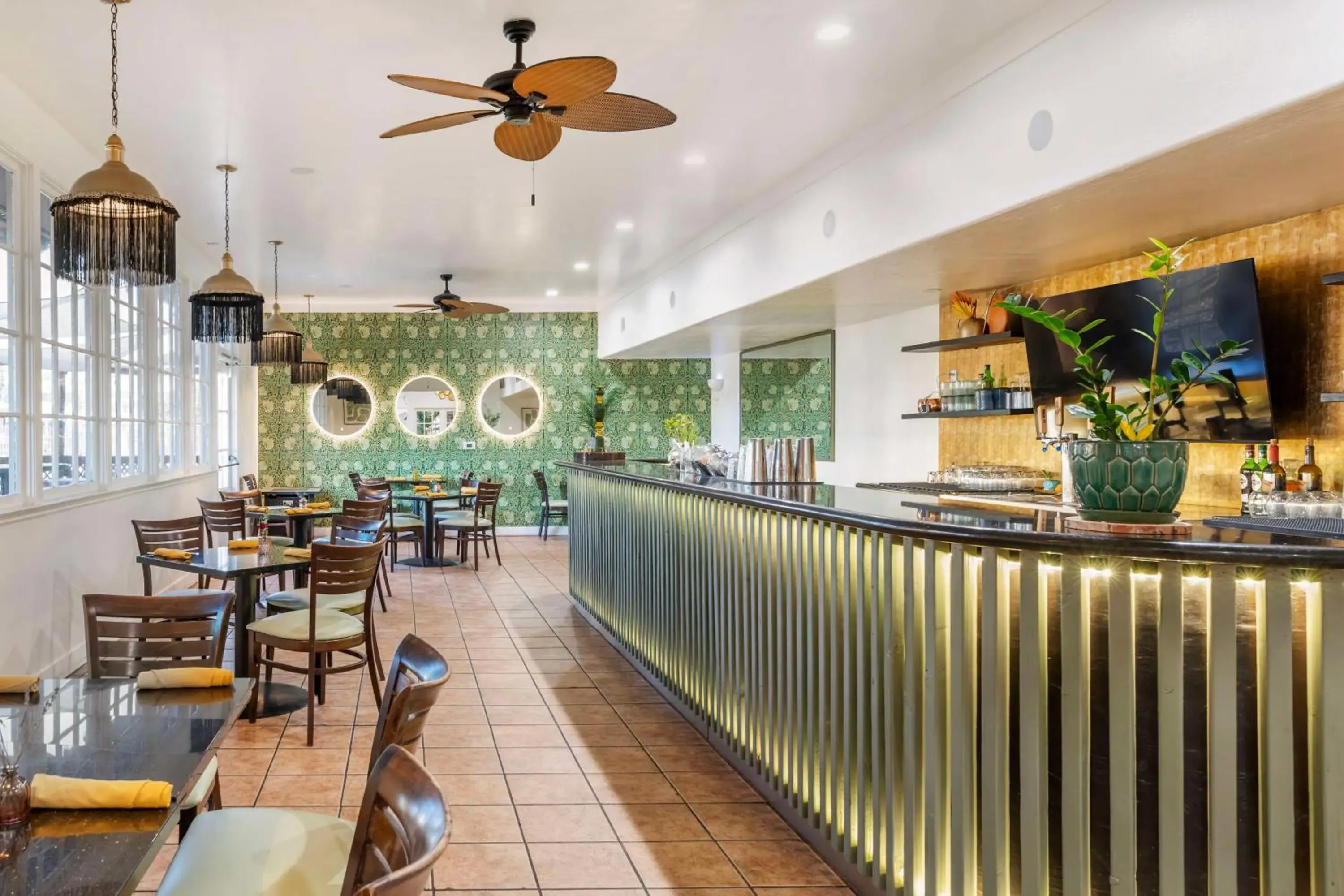 Lounge or bar in Best Western Plus Hill House Lounge or bar in Best Western Plus Hill House