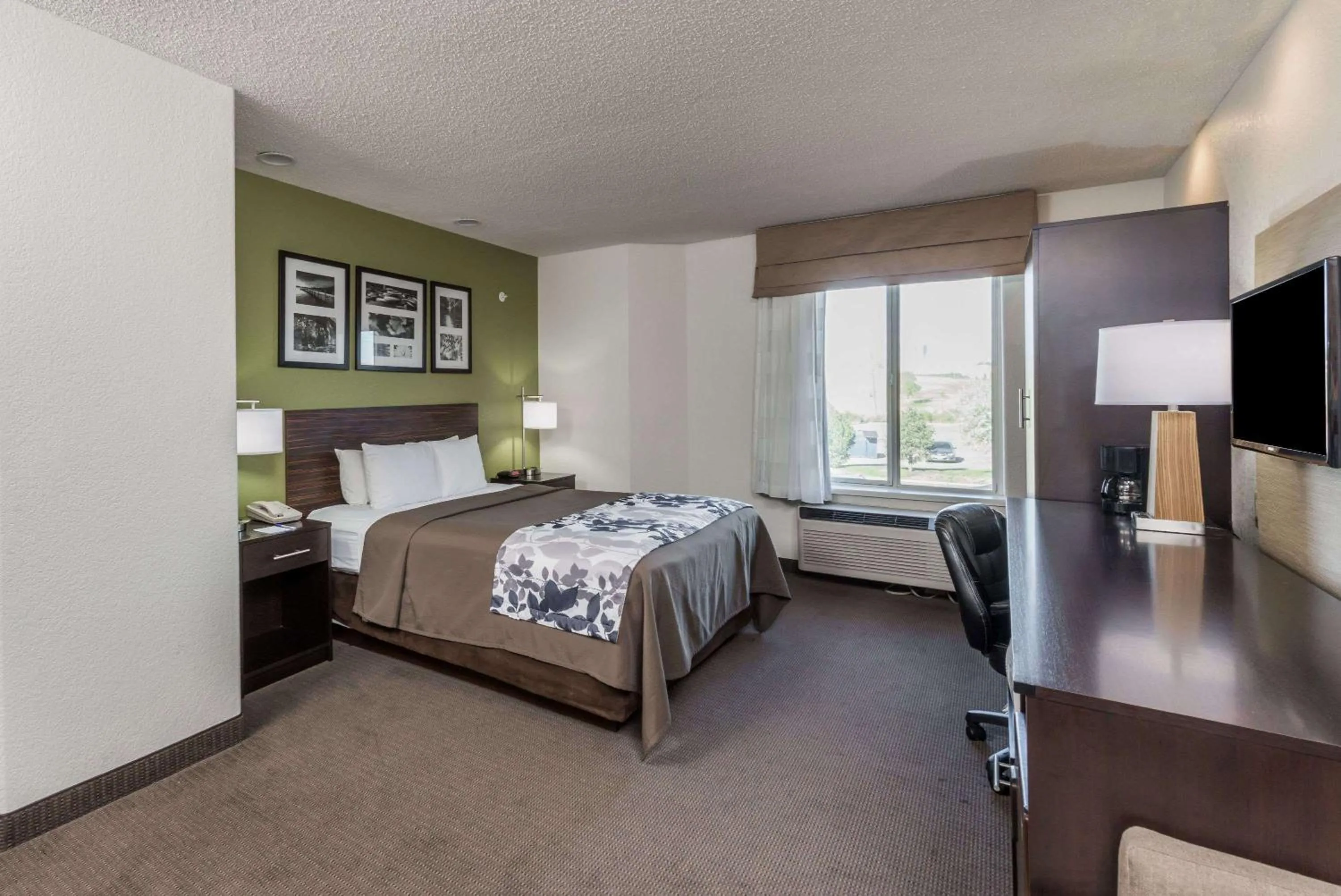 Photo of the whole room, Bed in Baymont by Wyndham Pueblo