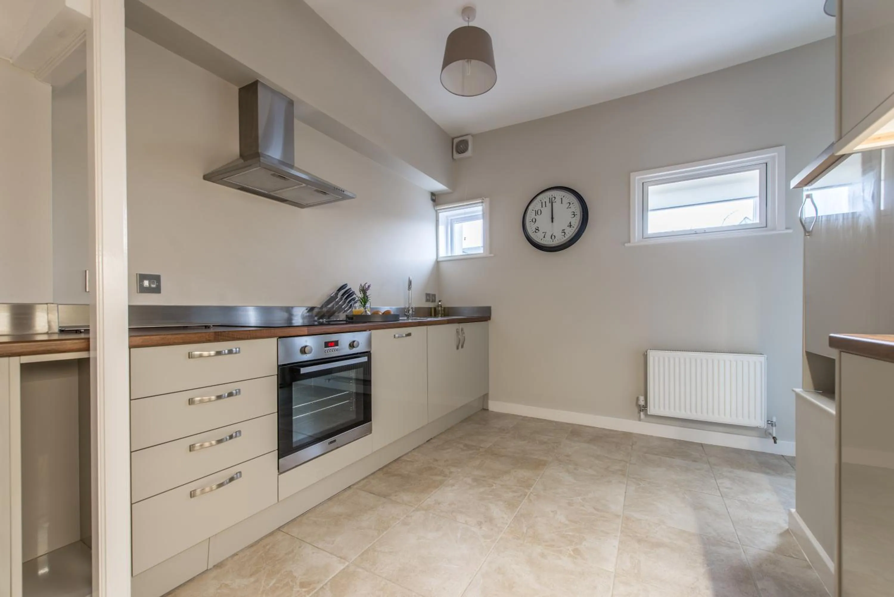 Central Windsor Apartment Facing the Castle