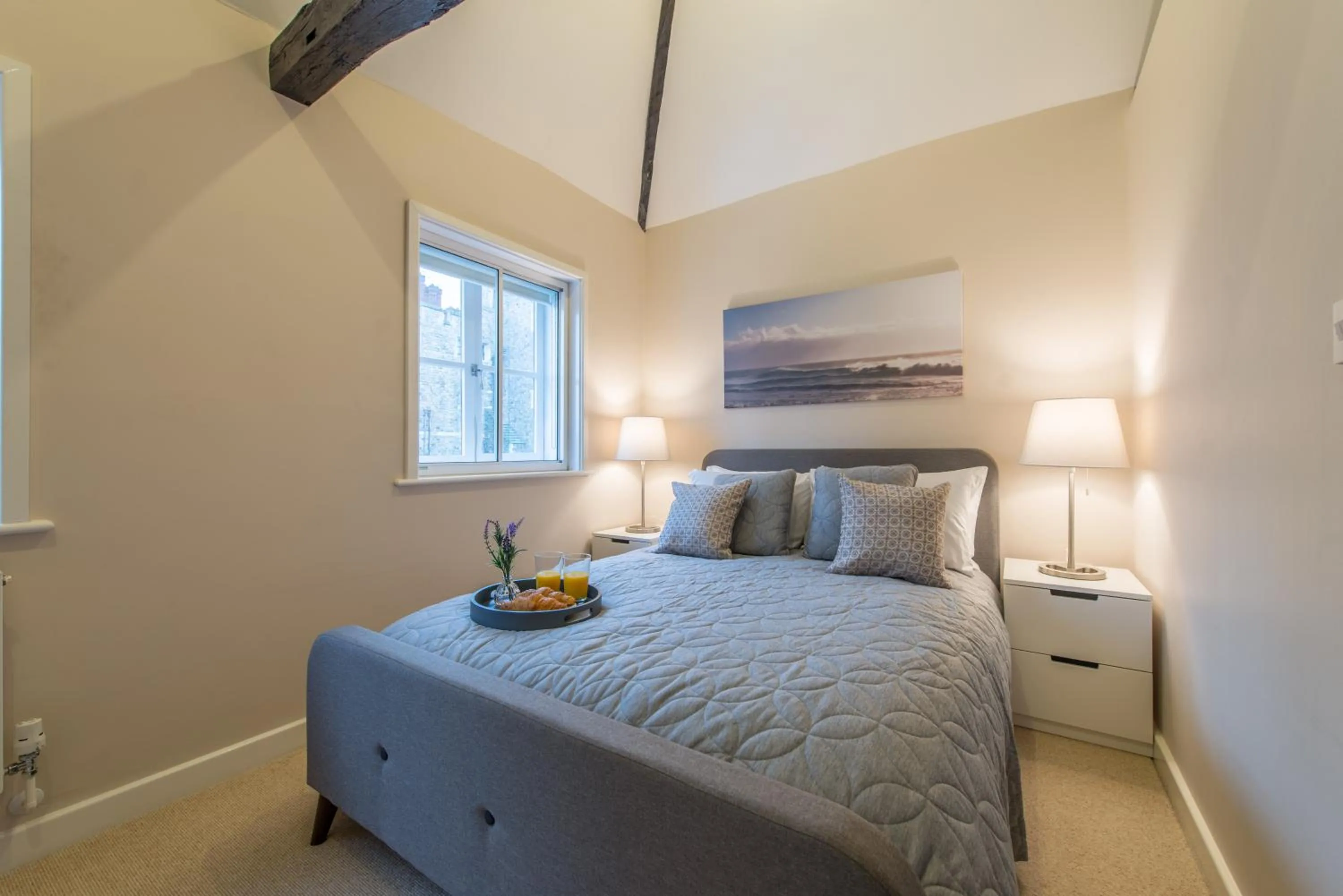Bed in Central Windsor Apartment Facing the Castle