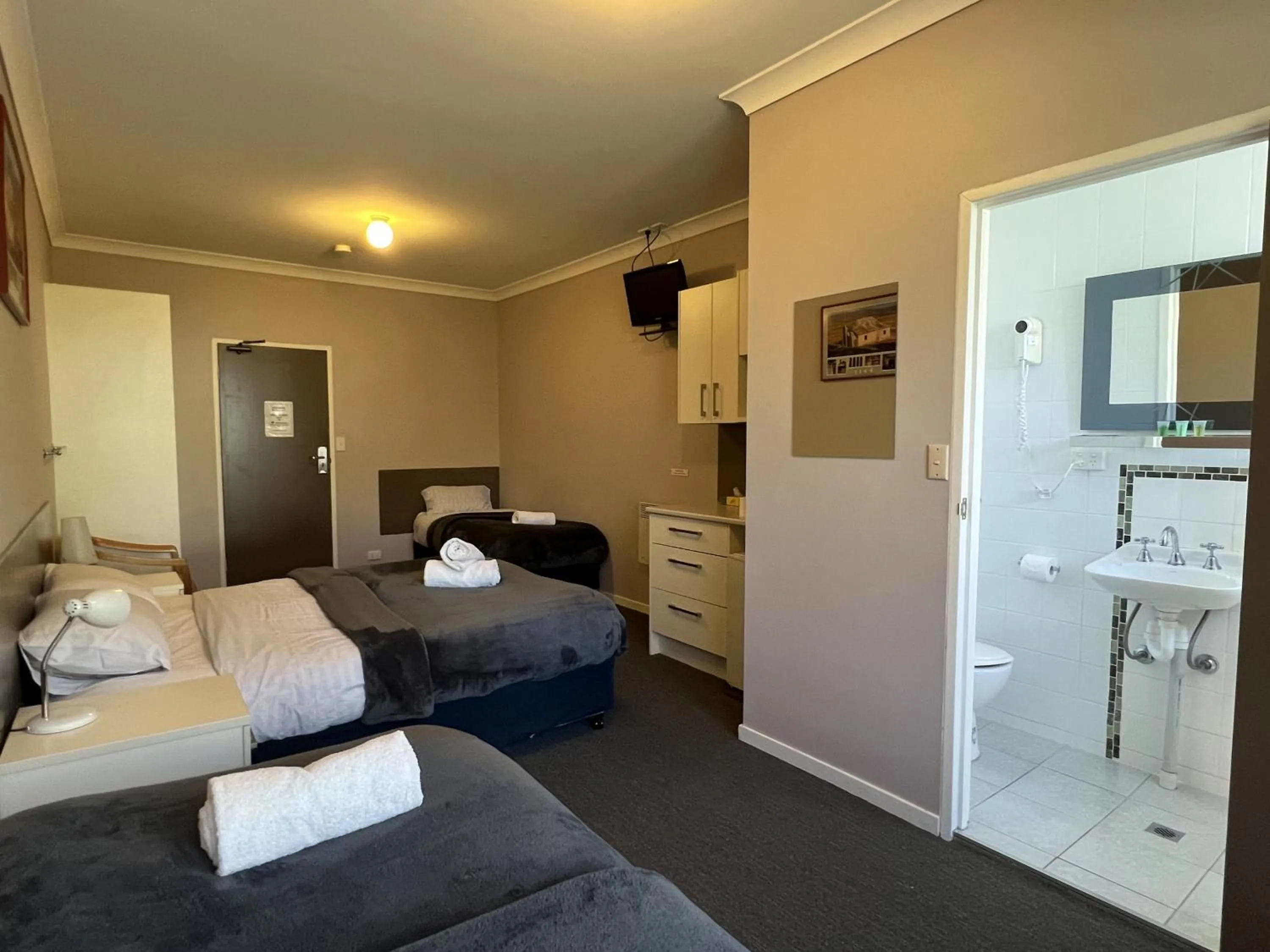 Photo of the whole room, Bed in Yuki Inn Jindabyne