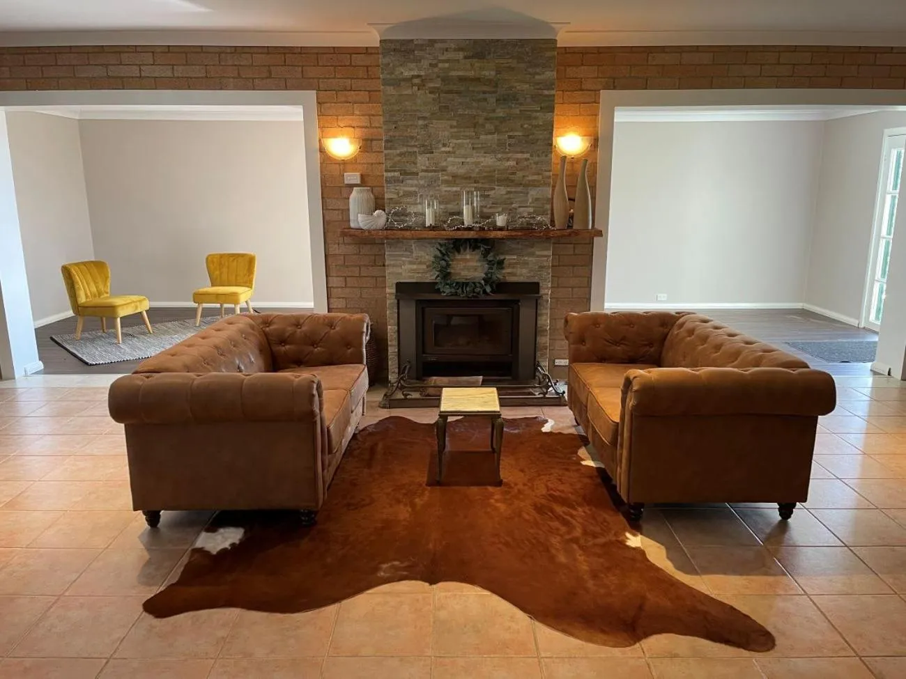 Communal lounge/ TV room in Sinclairs Country Retreat - Adults Only