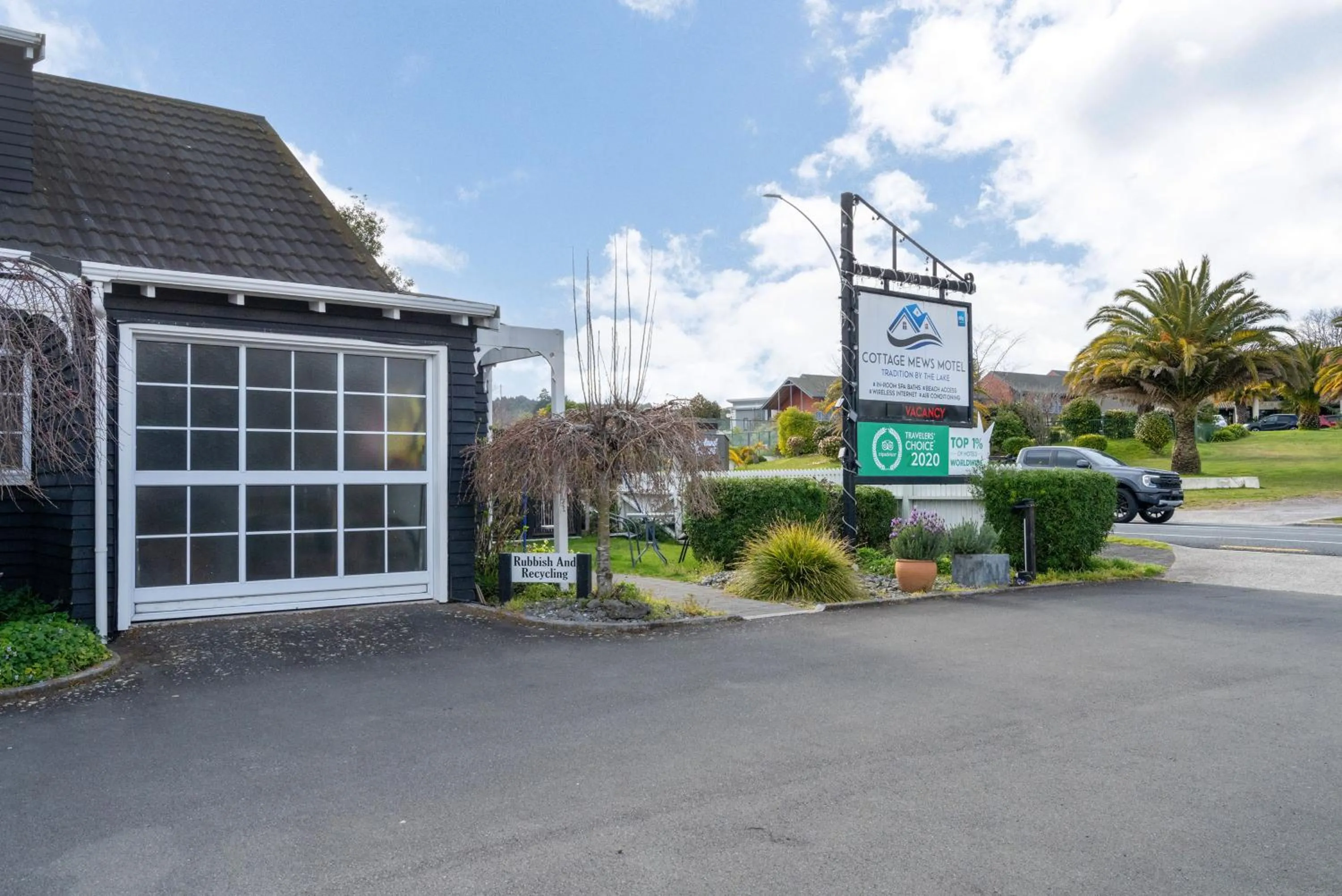 Property building in Cottage Mews Motel
