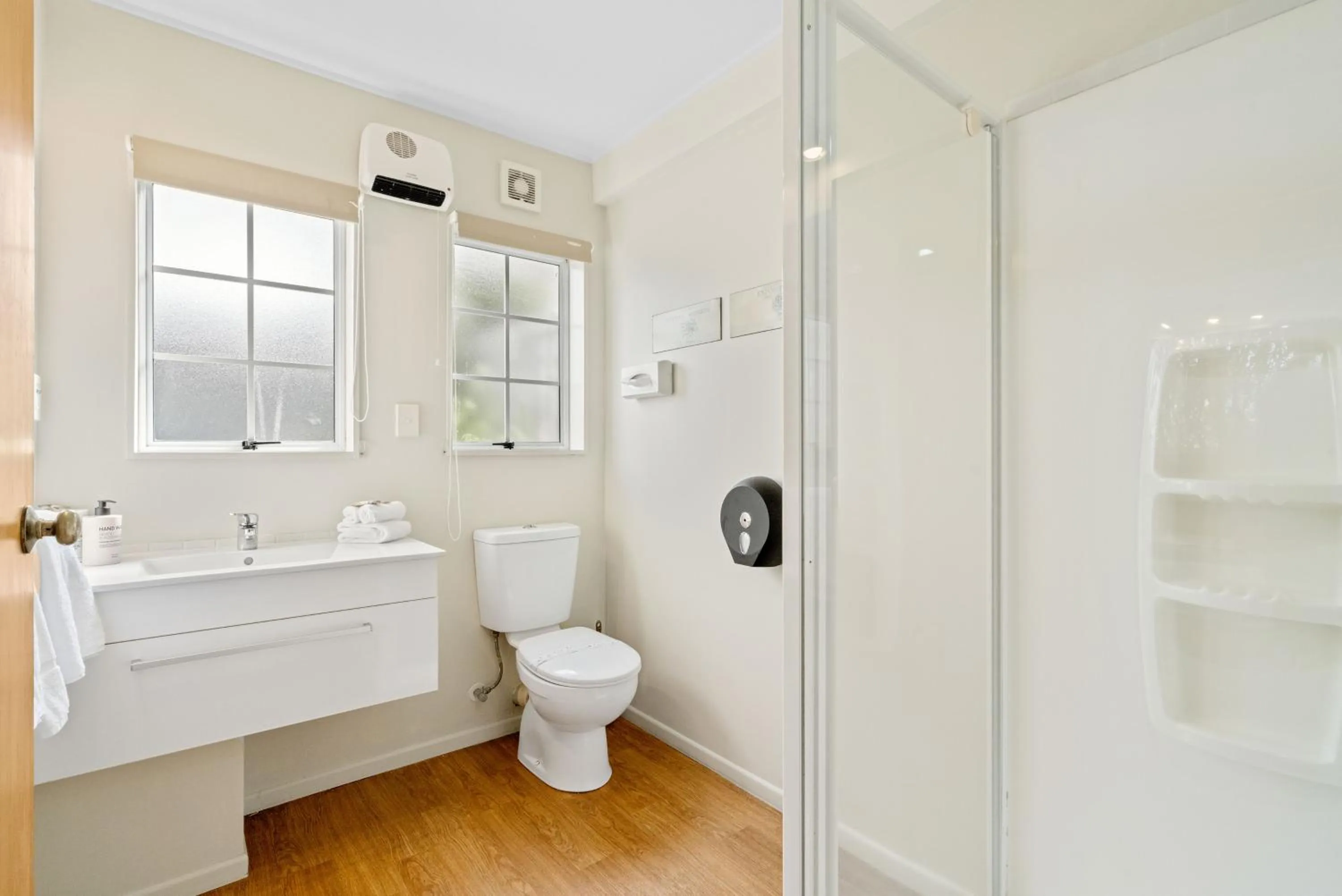 Shower in Cottage Mews Motel