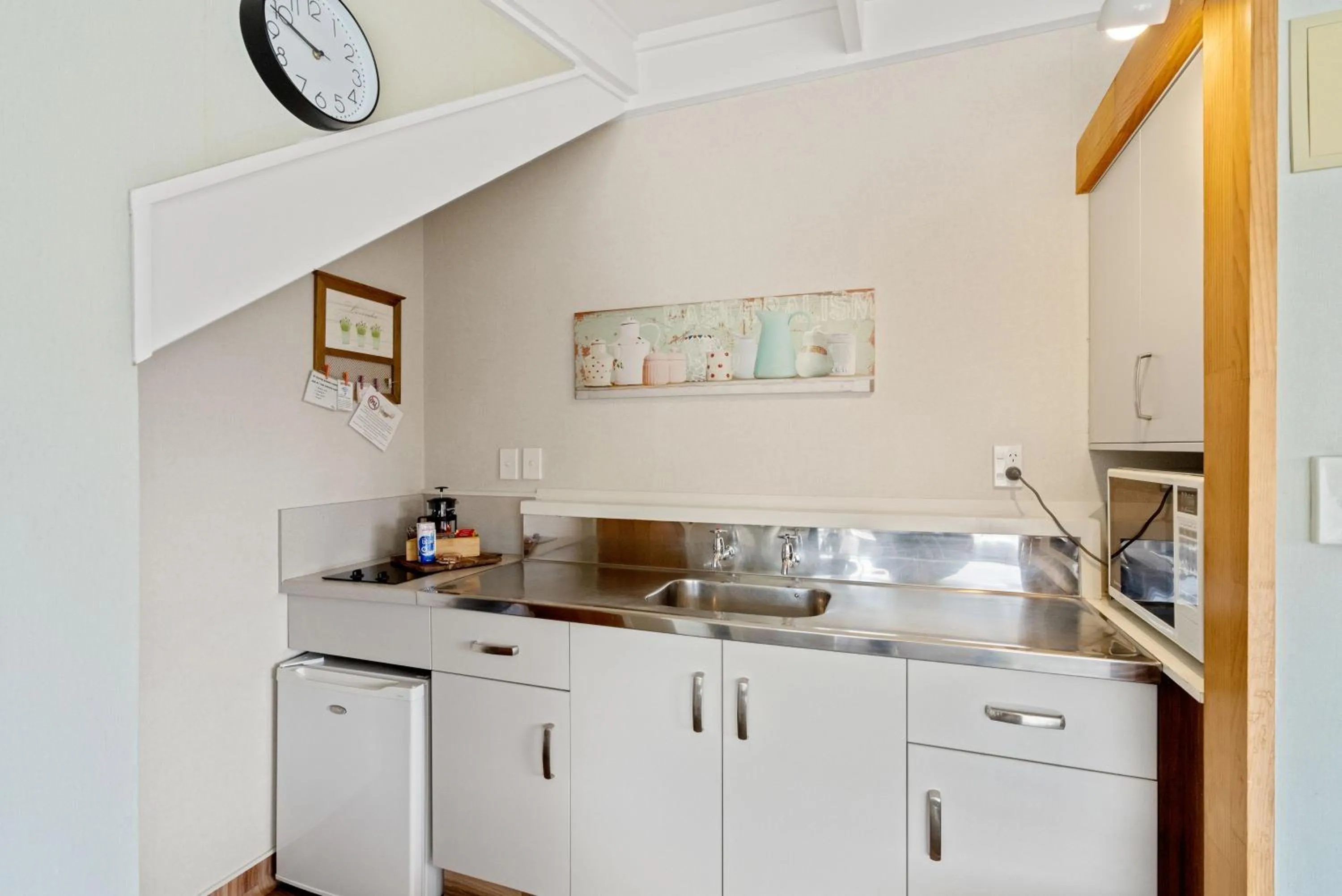 Kitchen or kitchenette in Cottage Mews Motel