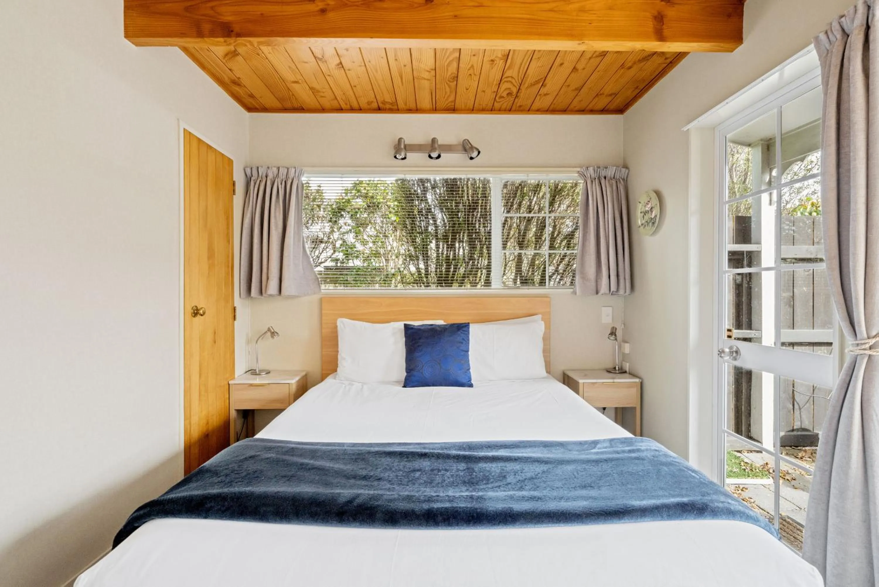 Bed in Cottage Mews Motel