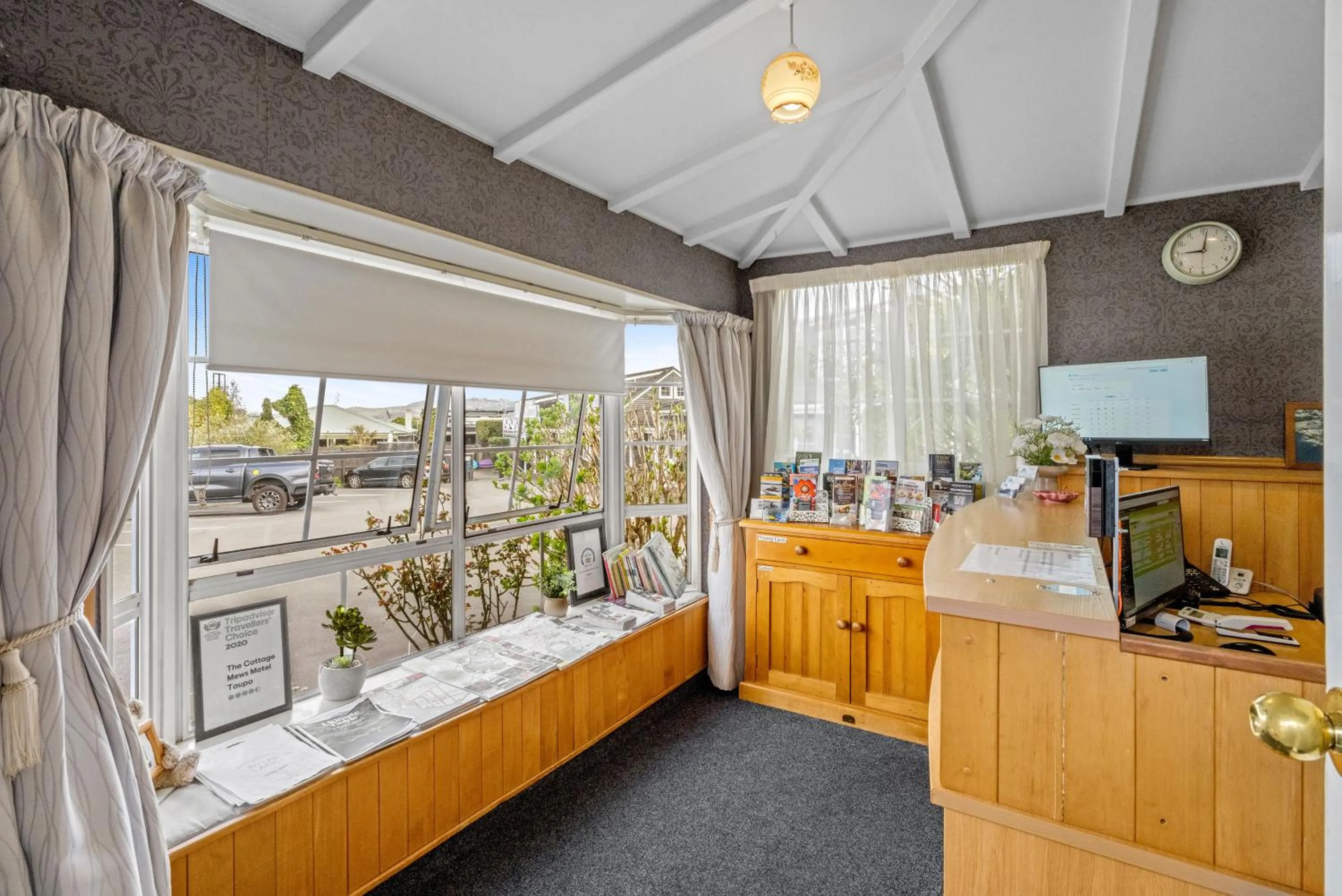 Lobby or reception, Bed in Cottage Mews Motel