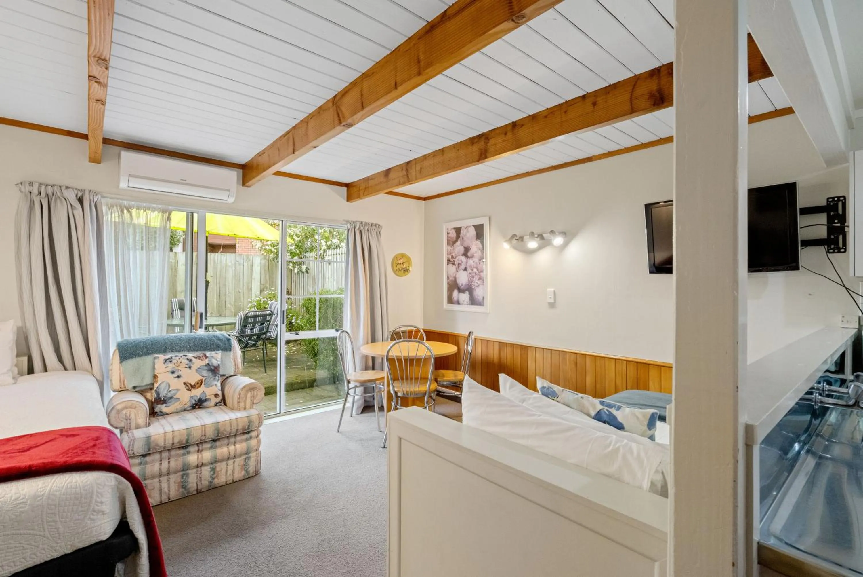 Bed in Cottage Mews Motel