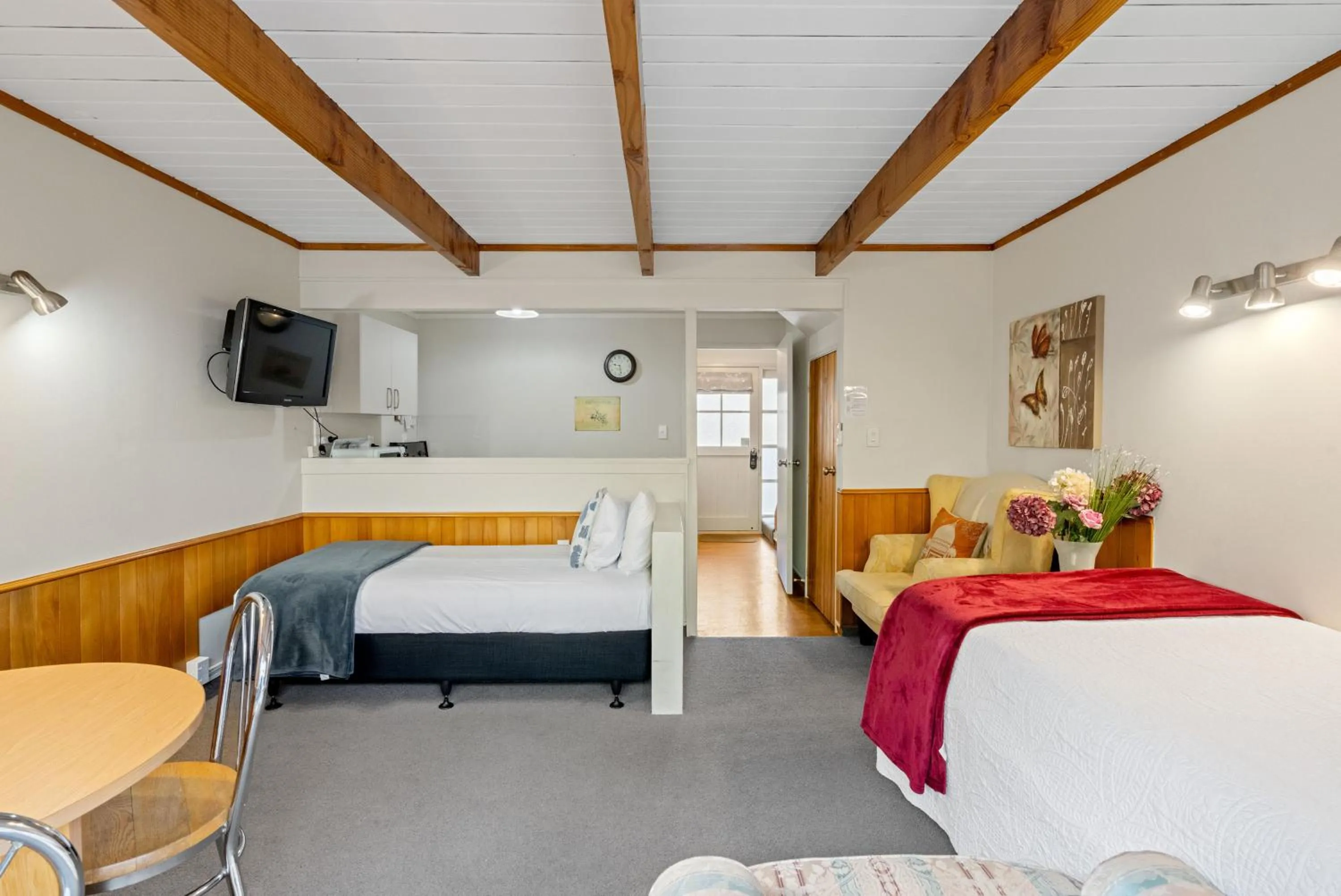 Bed in Cottage Mews Motel