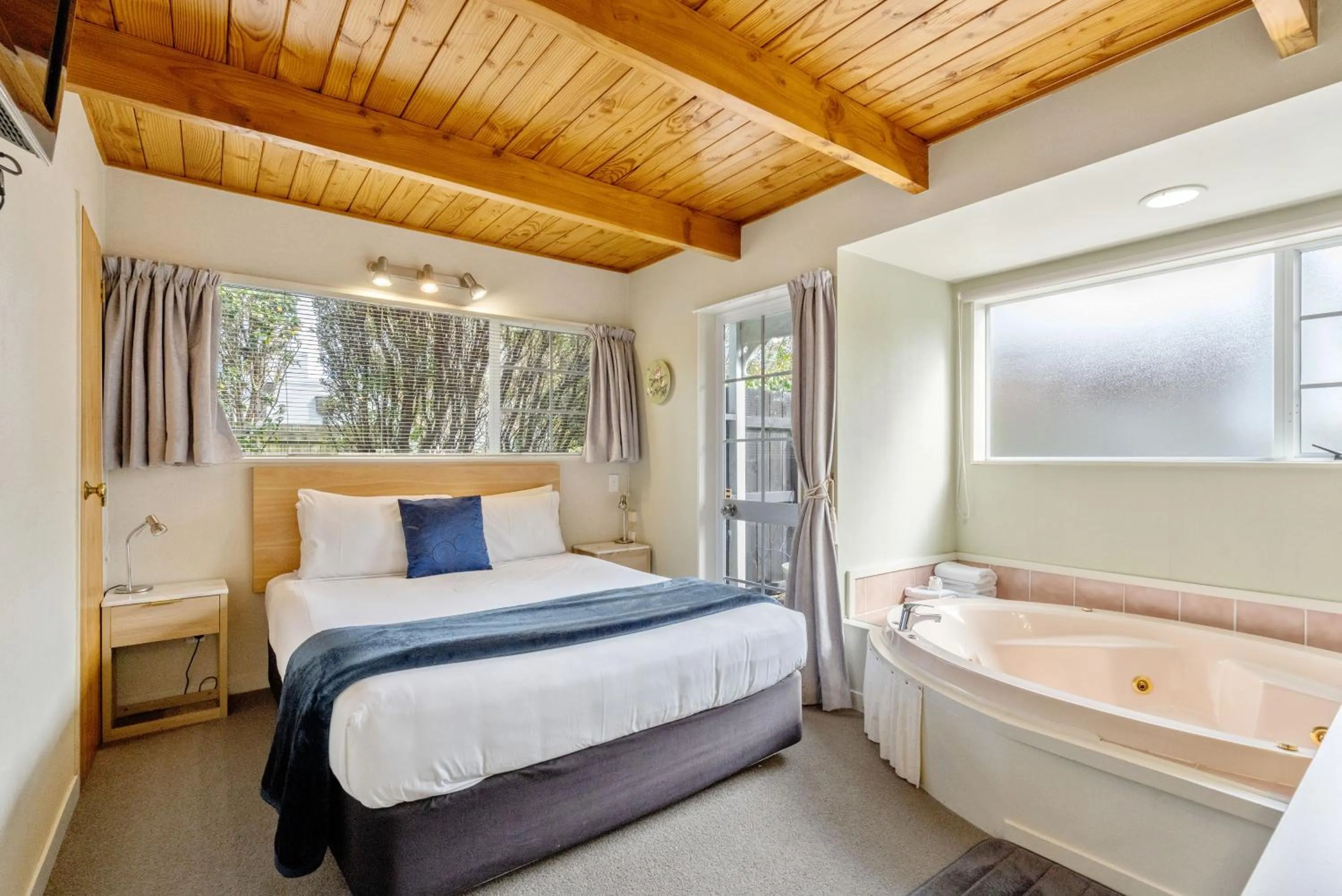 Bed in Cottage Mews Motel