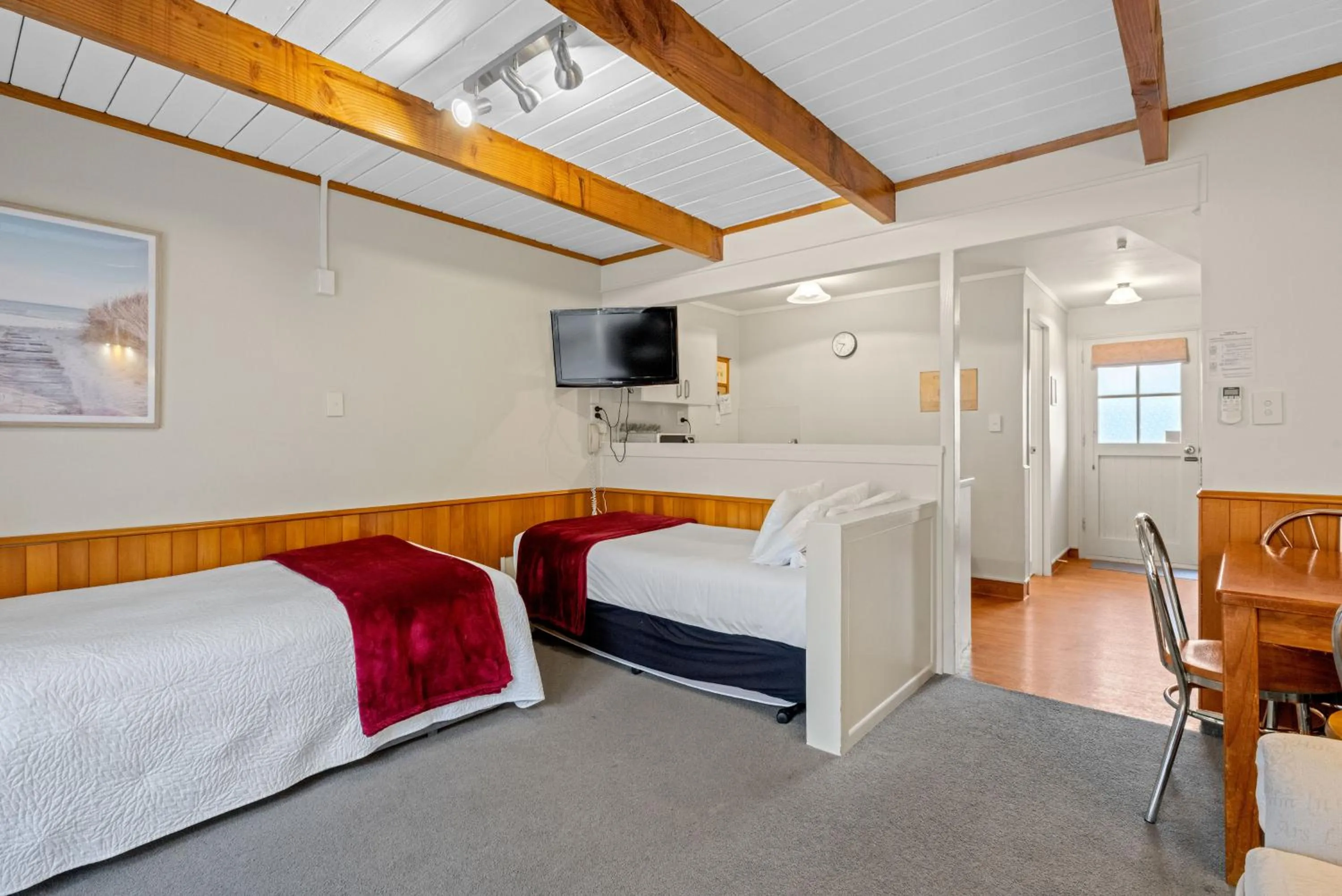 Bed in Cottage Mews Motel