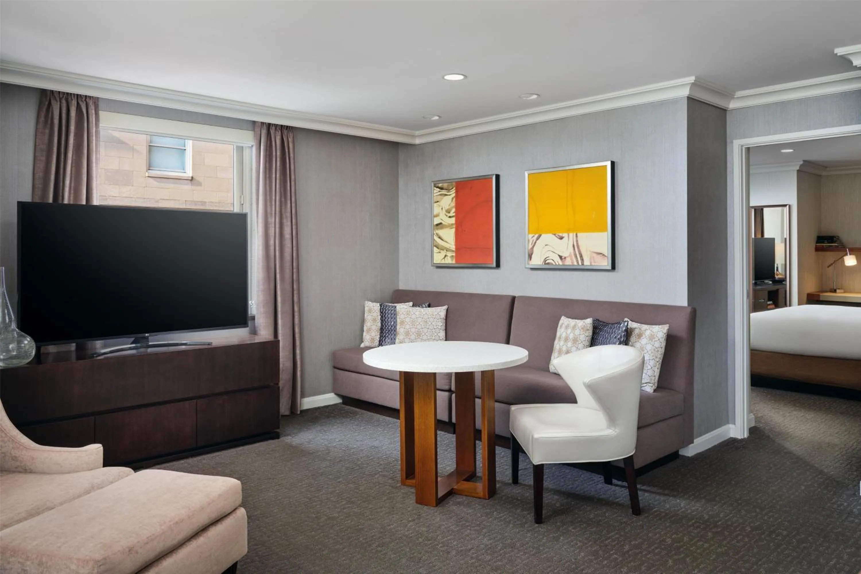 Living room, Bed in Hilton Chicago