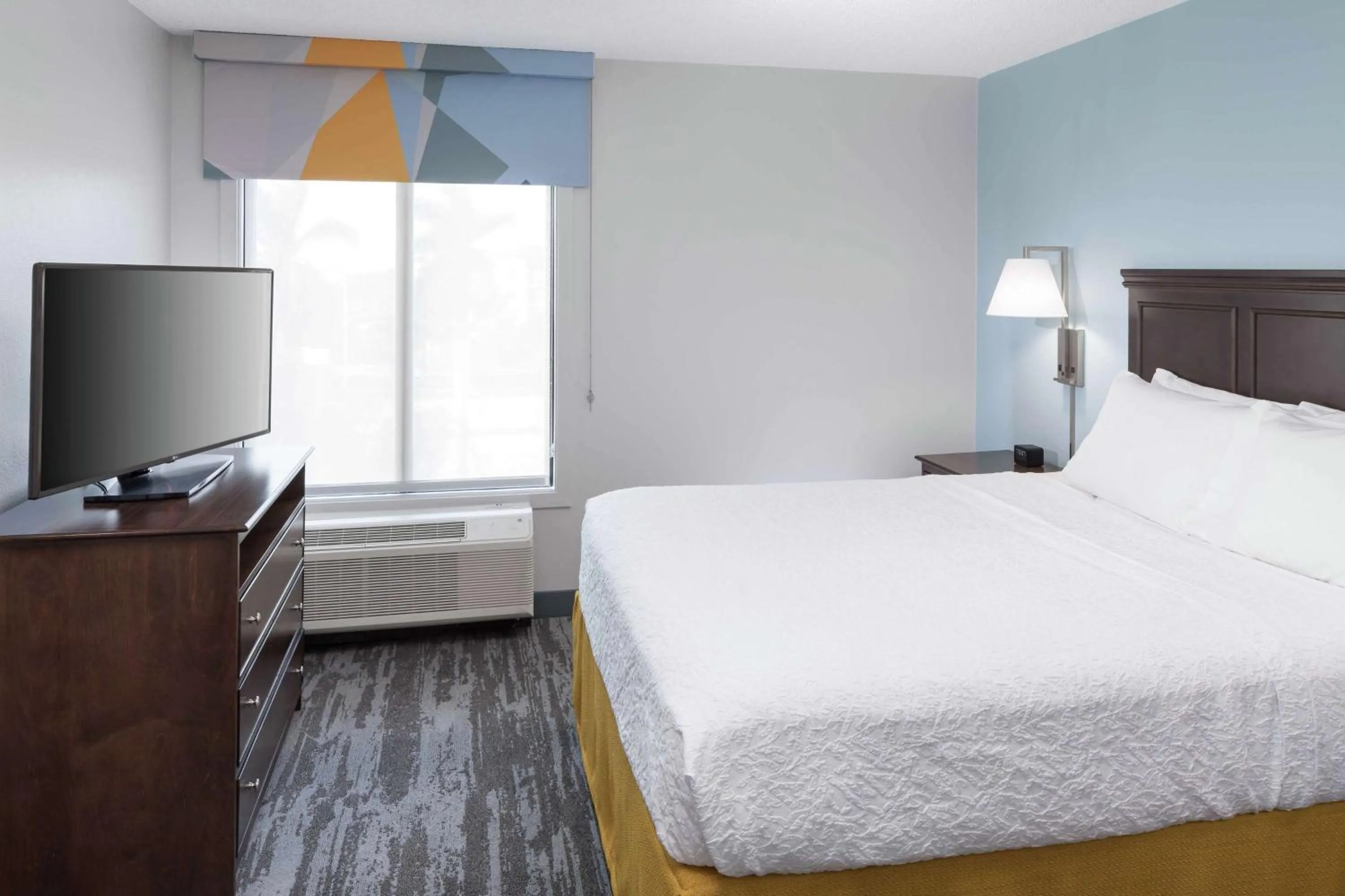 Bedroom, Bed in Hampton Inn & Suites Miami-Doral Dolphin Mall