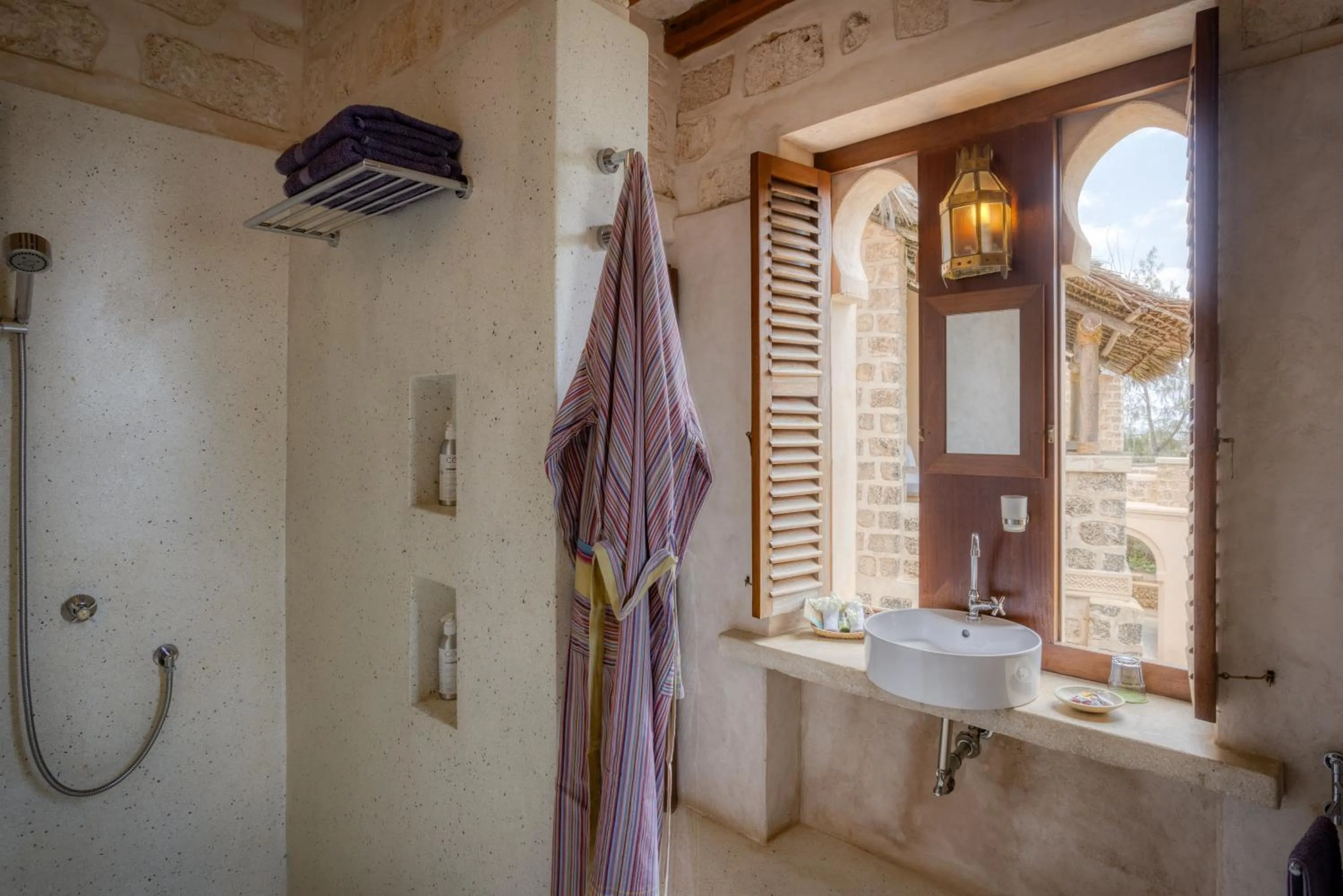 Shower in The Charming Lonno Lodge Watamu