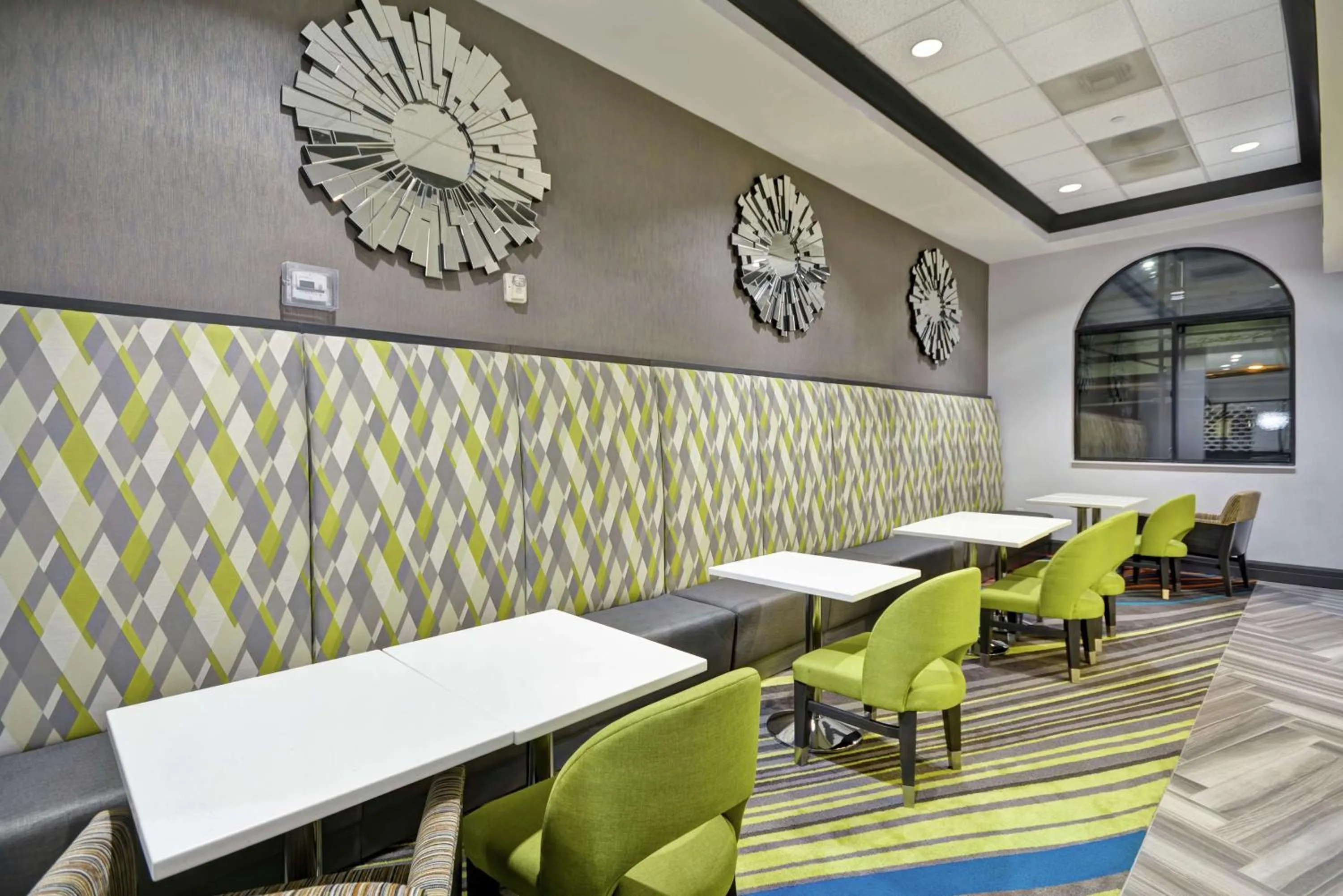 Dining area in Hampton Inn & Suites Los Angeles Burbank Airport