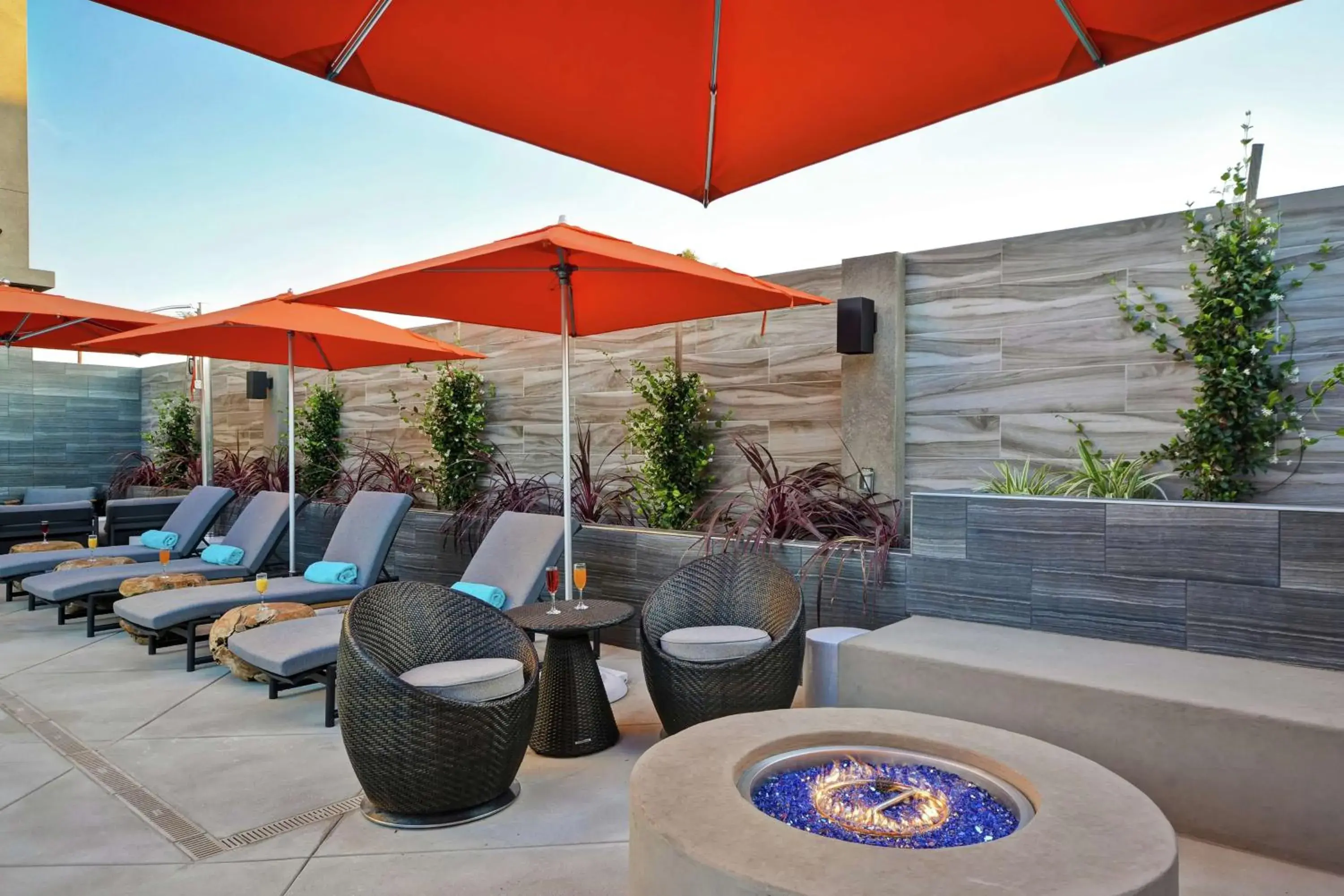 Pool view in Hampton Inn & Suites Los Angeles Burbank Airport Pool view in Hampton Inn & Suites Los Angeles Burbank Airport