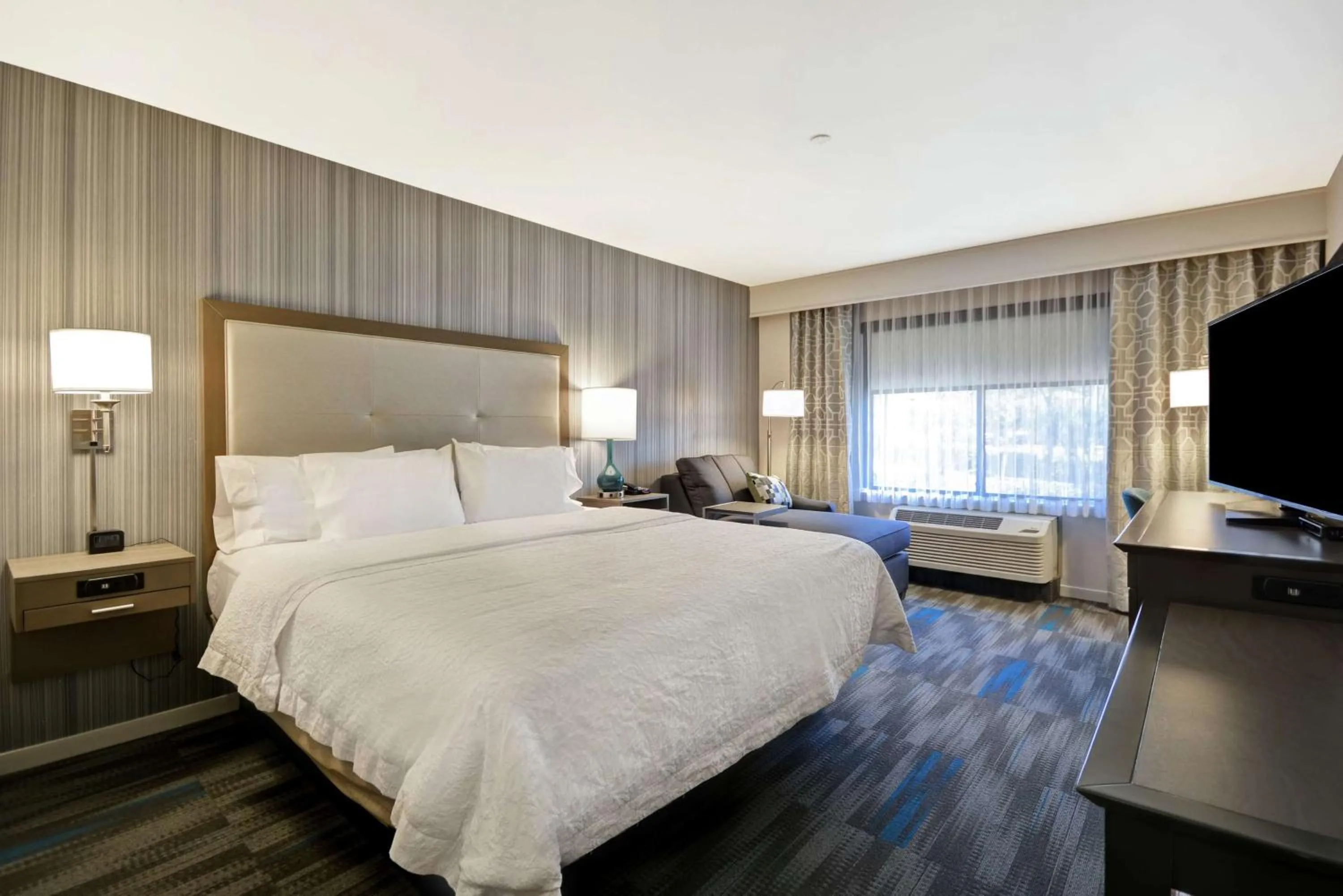 Bedroom, Bed in Hampton Inn & Suites Los Angeles Burbank Airport