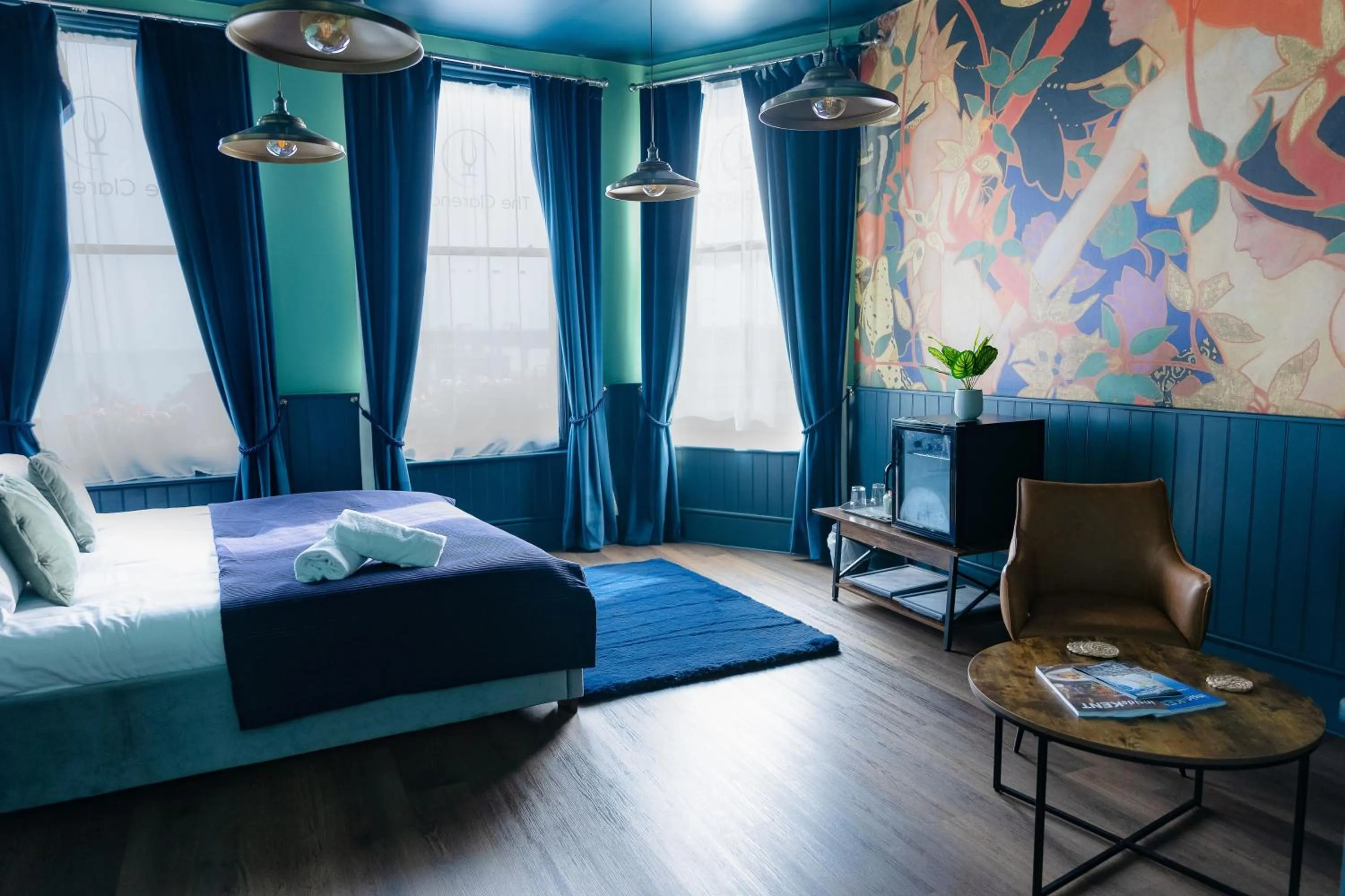 Living room, Bed in The Clarendon Hotel