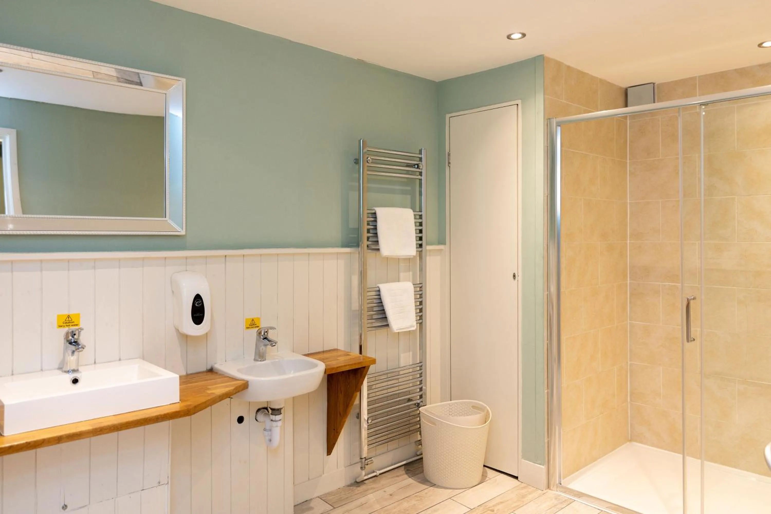 Shower in The Clarendon Hotel