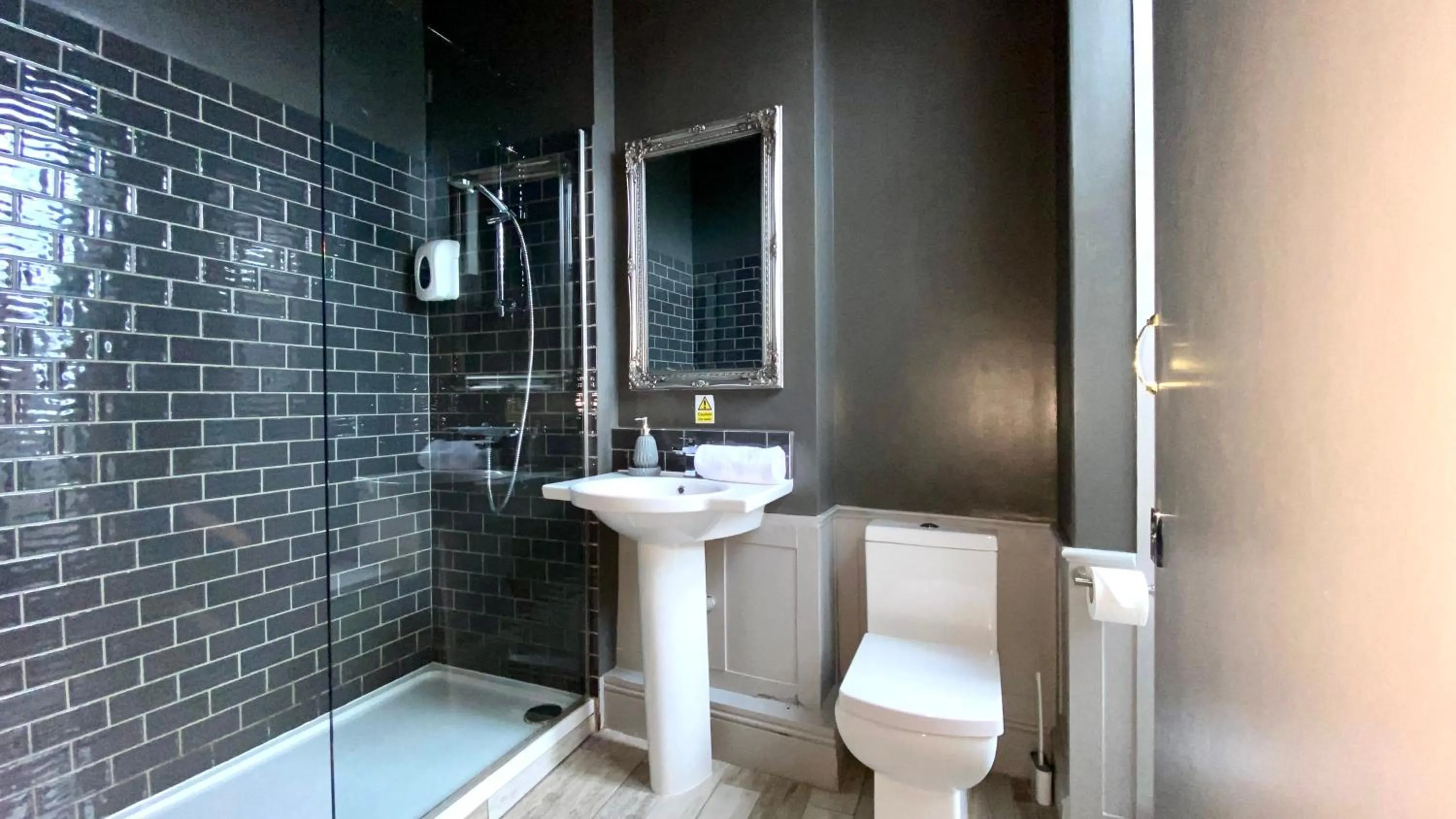 Shower in The Clarendon Hotel