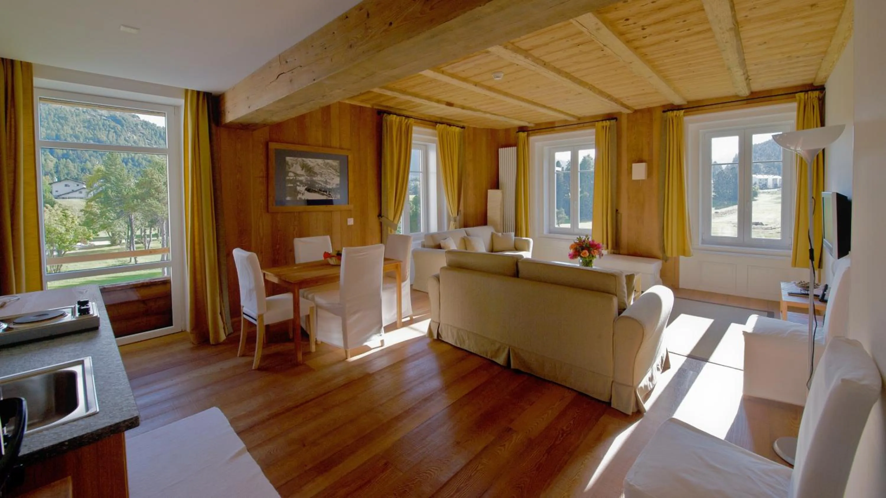 Living room in Maloja Palace Suites CO2-Neutral