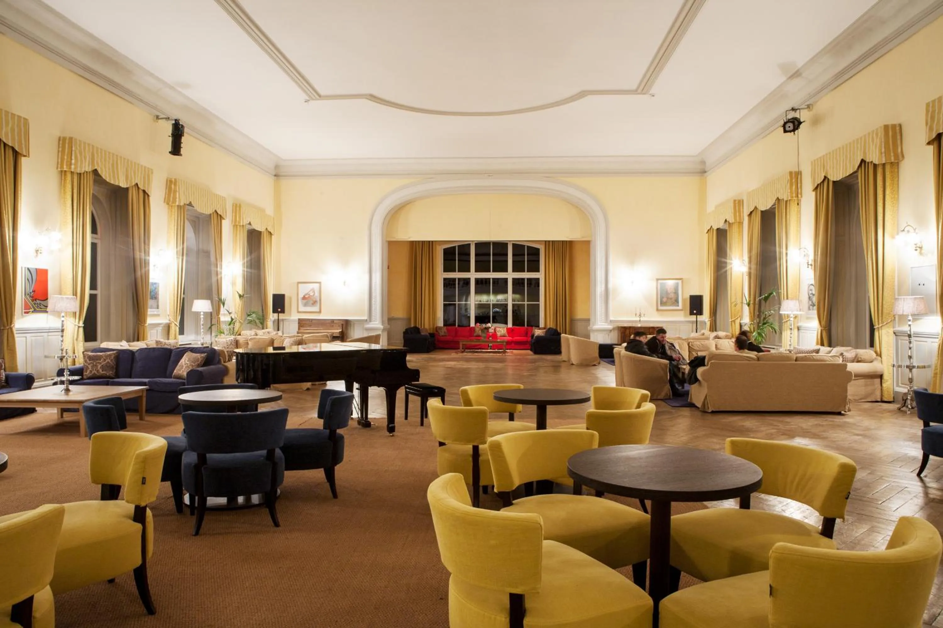 Lounge or bar in Maloja Palace Suites CO2-Neutral