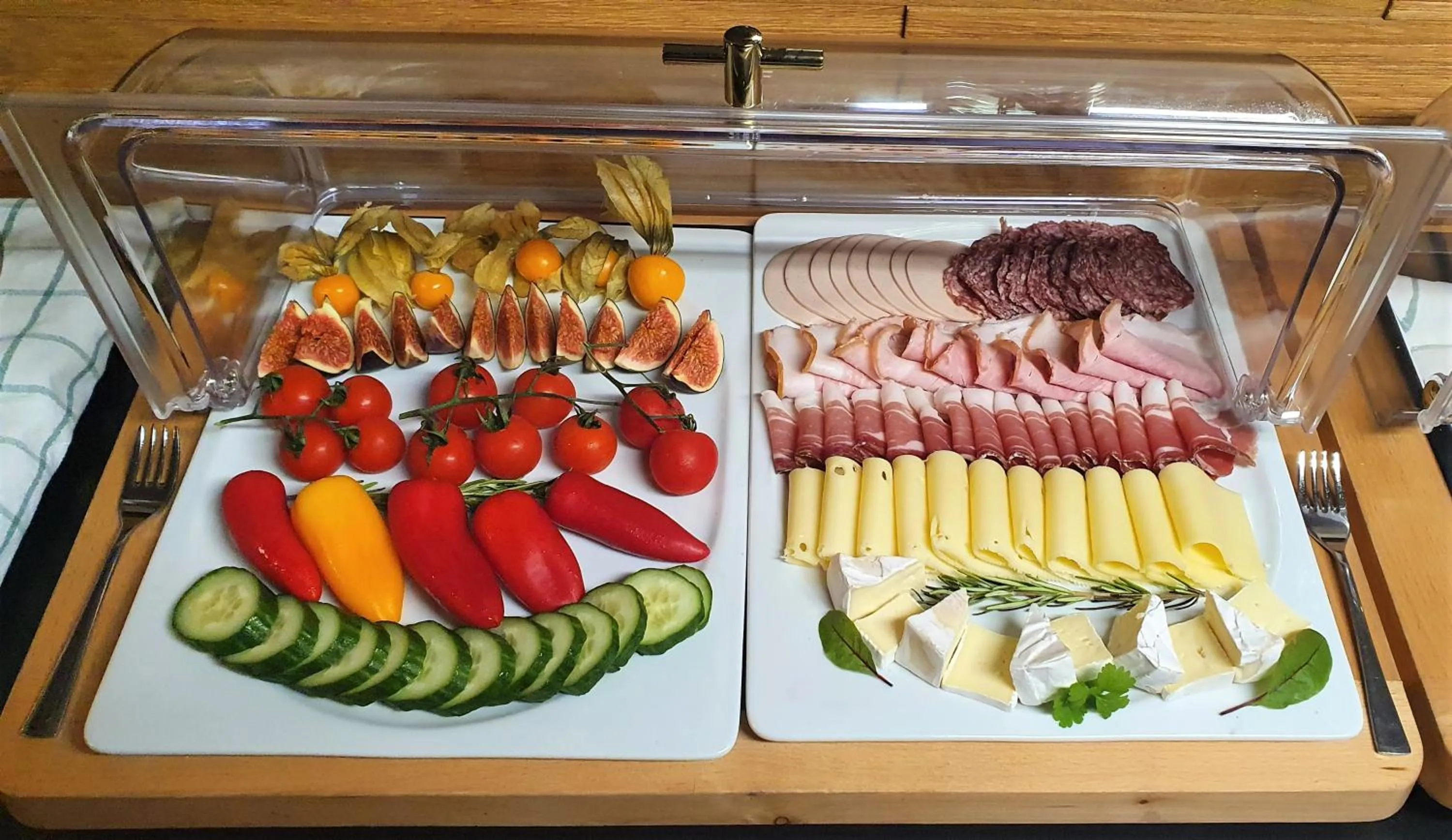 Buffet breakfast in Der Höfener Garten