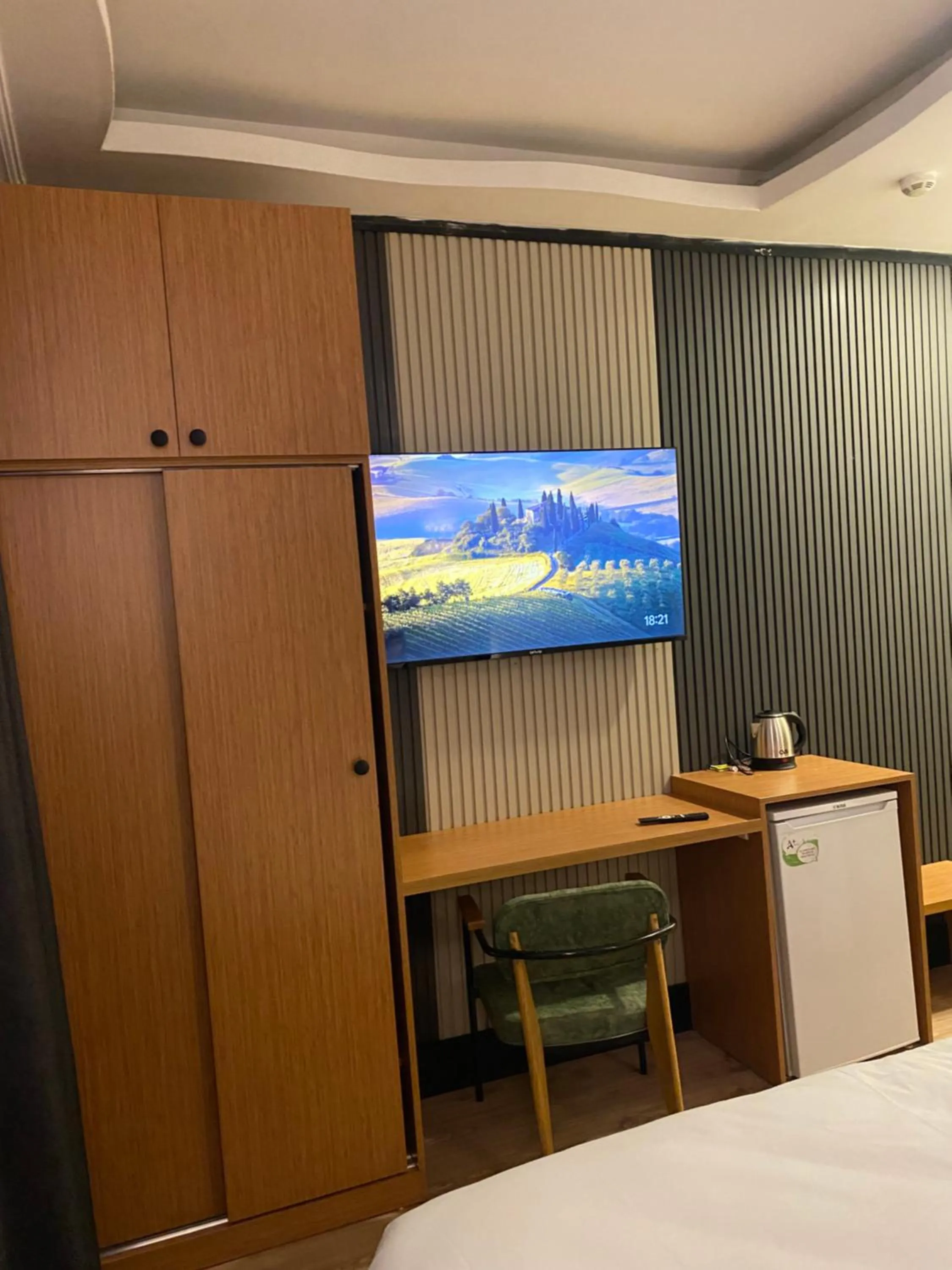 Communal lounge/ TV room, Bed in Rays Hotel - Bakirkoy Istanbul City Center