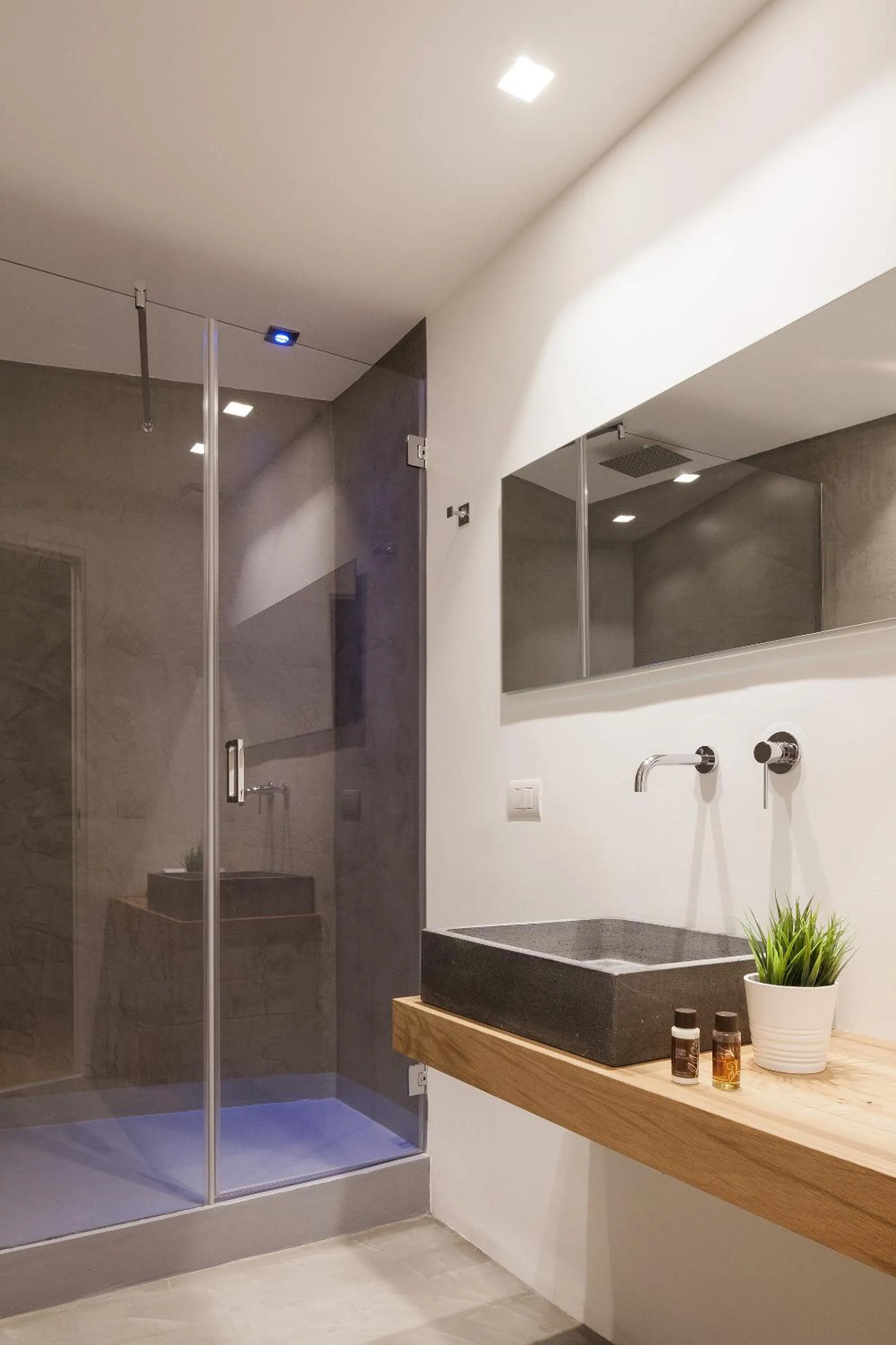 Shower in Quattro Canti Suites