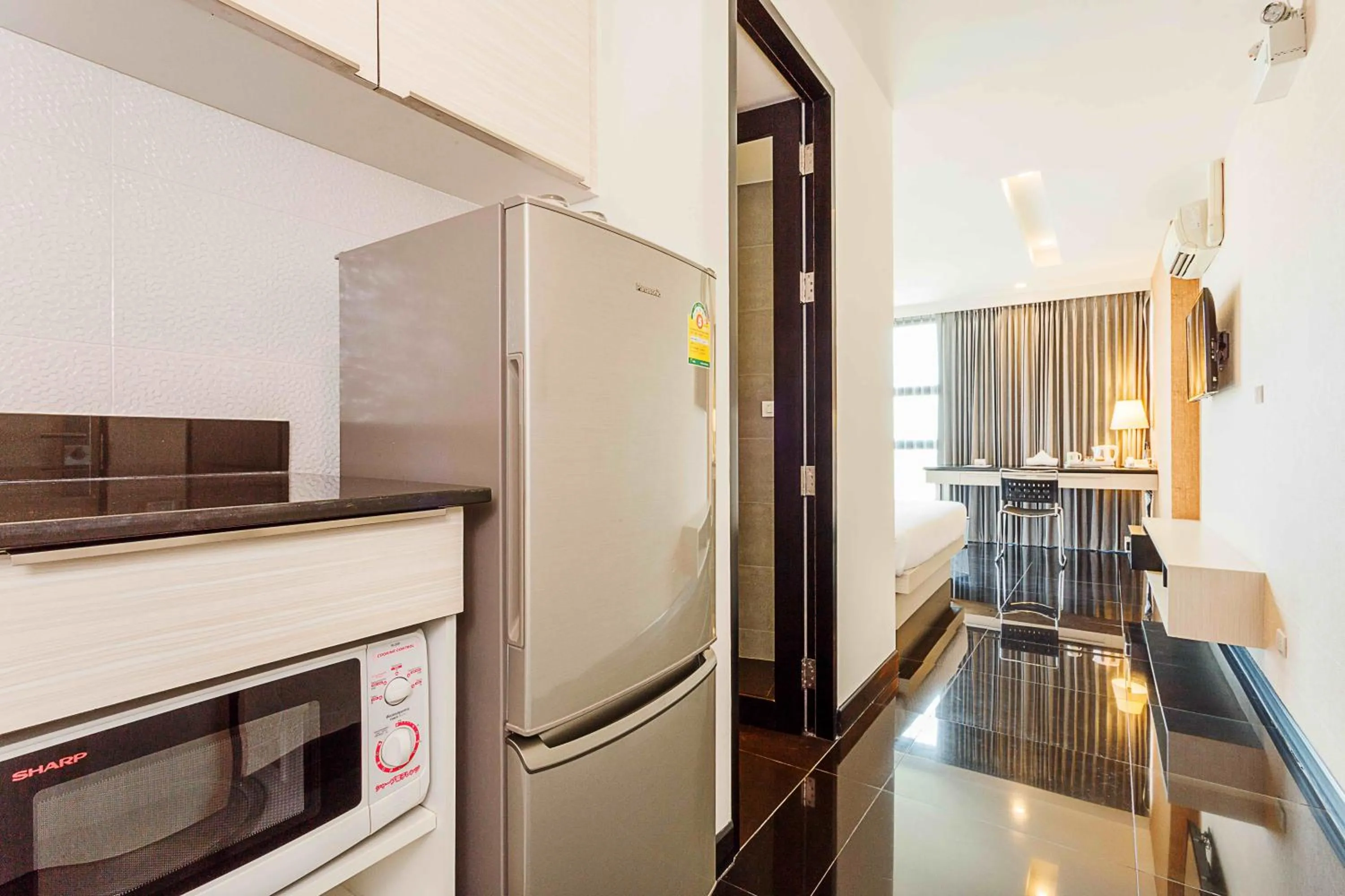 Kitchen or kitchenette in ibis Styles Chiang Mai