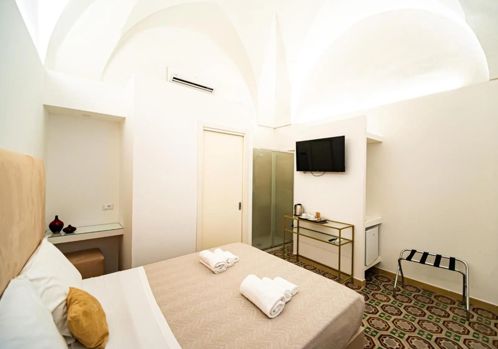 Shower, Bed in Tenuta San Nicola