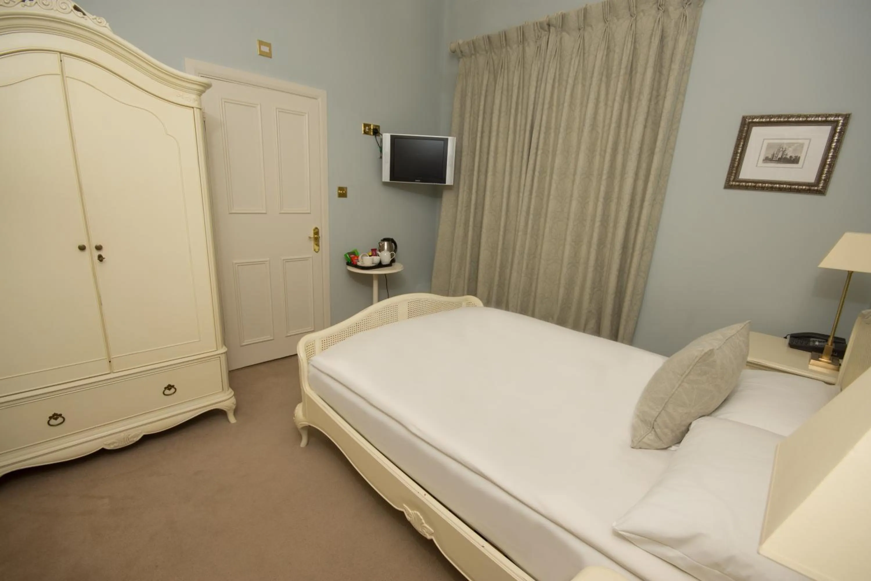 Bedroom, Bed in Burythorpe House