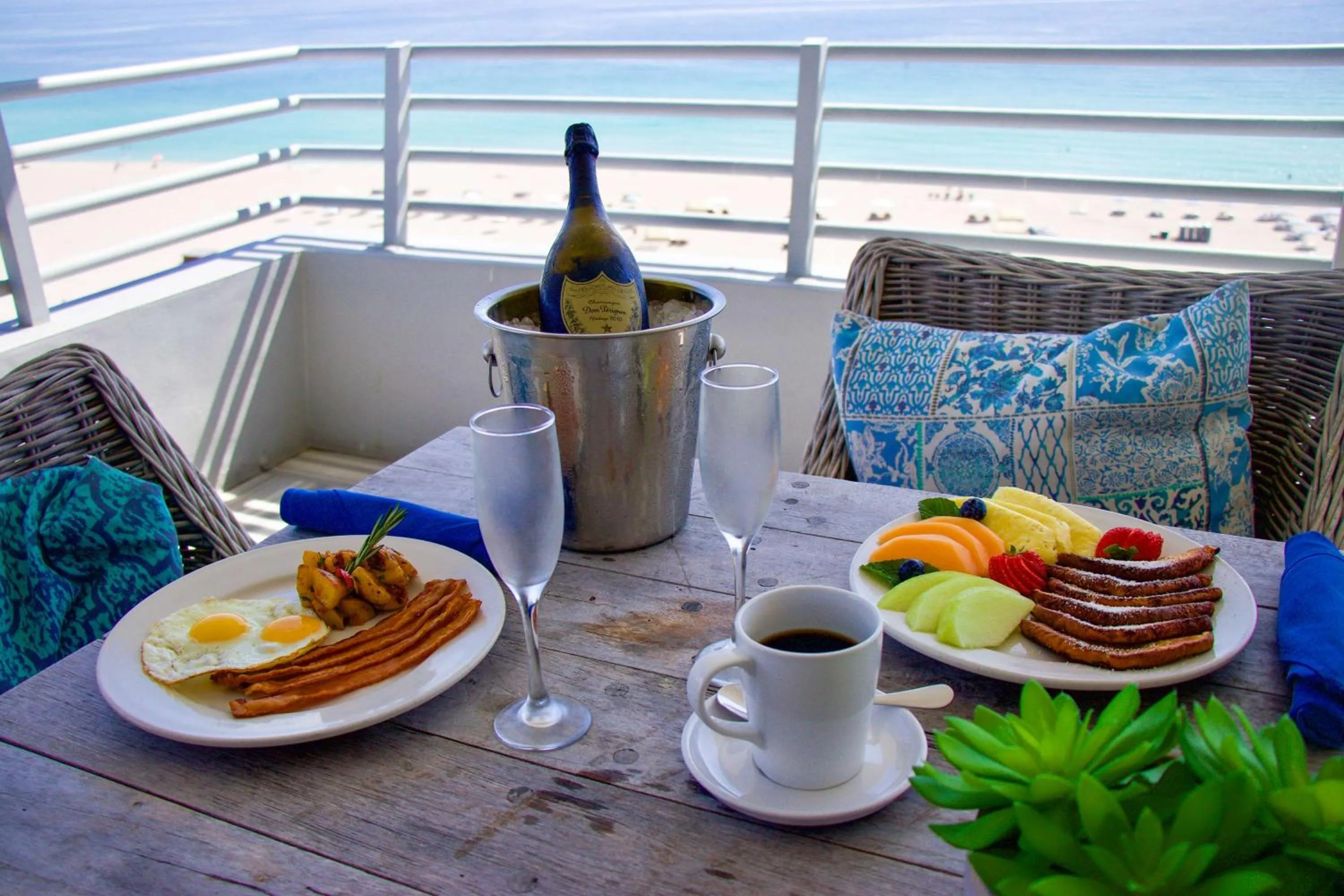 Dining area in Hilton Bentley Miami South Beach