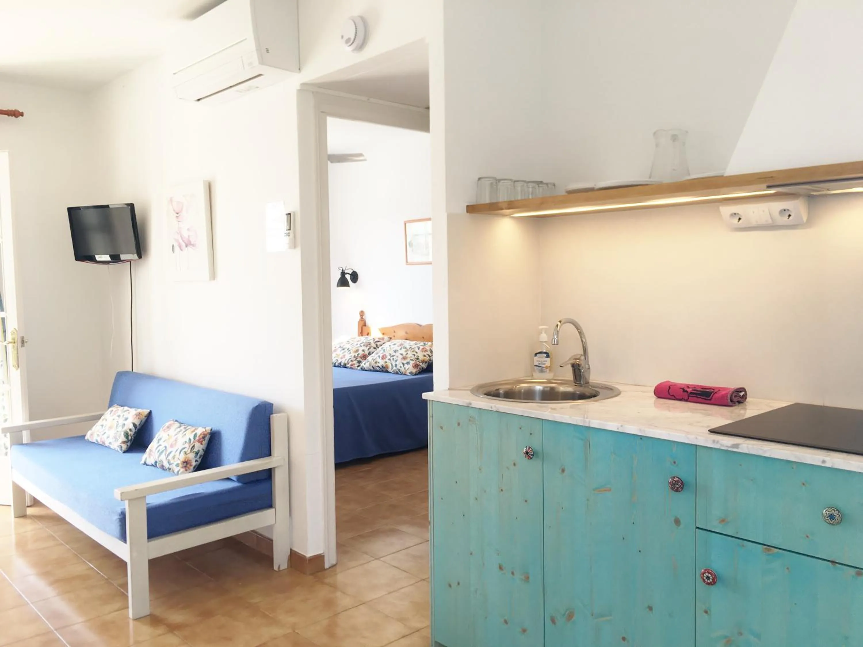 Kitchen or kitchenette, Bed in Nure Cel Blau